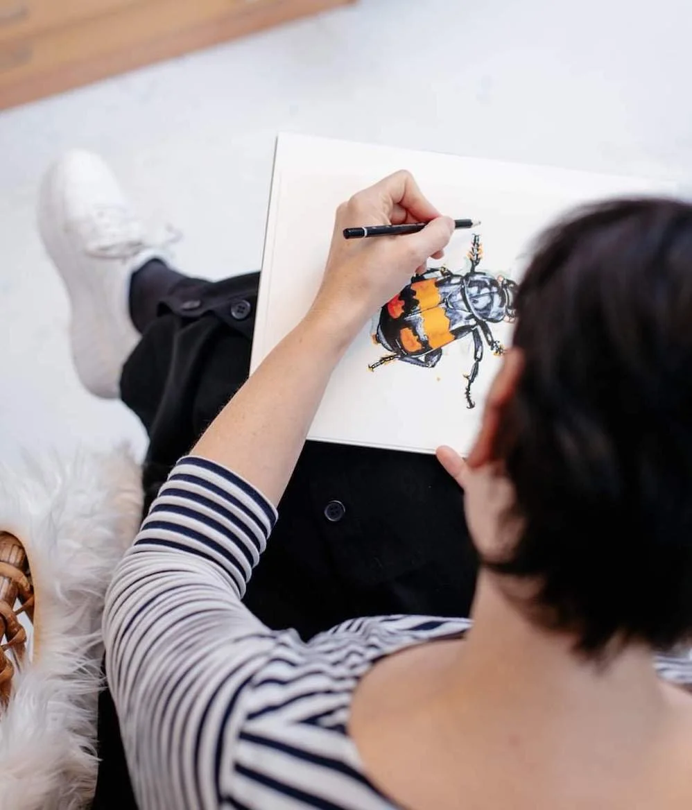 B met kever aan het werk.jpeg