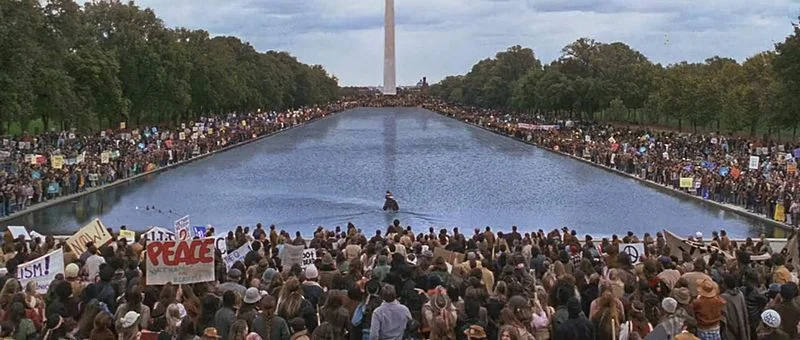 Forrest_Gump_Finds_Jenny_at_the_Lincoln_Memorial.jpg