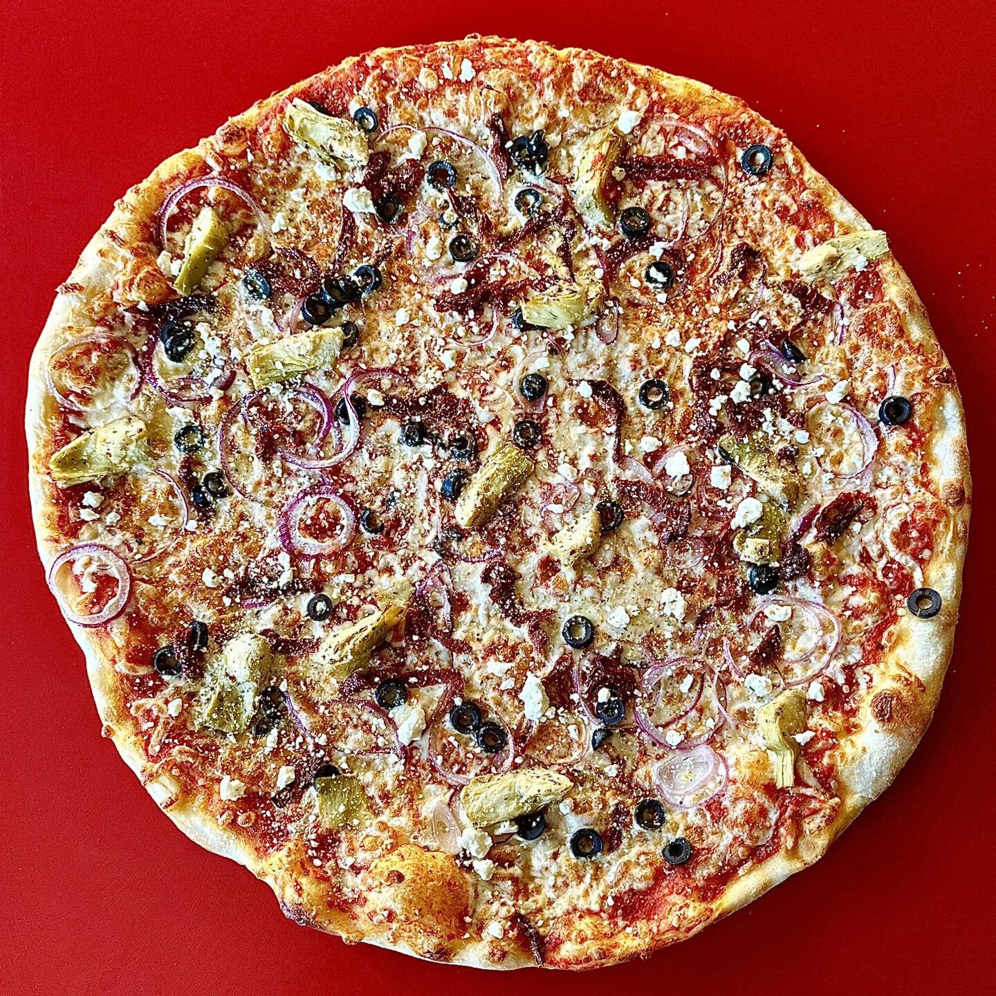 😎 New Feature 😎
'CLUB MED': Marinara, Feta Cheese, Shredded Mozzarella, Sun-dried Tomatoes, Black Olives, Artichokes, Red Onion, Oregano

Available at our Winnipeg location. 
.
.
.
.

#winnipeg #pizza #pizzadelivery #featurepizza #shortyspizza #wes