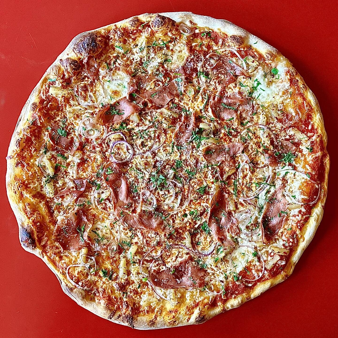 🔥 New Feature 🔥
'POKOLE': Marinara, Fior Di Latte Cheese, Shredded Mozzarella, Shaved Prosciutto, Pineapple, Red Onion, Hot Honey

Available at our Winnipeg location. 
.
.
.
.
.

#winnipeg #pizza #pizzadelivery #featurepizza #shortyspizza #westbroa