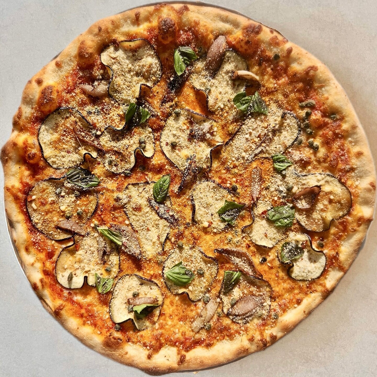 ⚡️New Feature Pizza⚡️
🍆The Eggplant Parm🍆
Red sauce, Provolone, Mozz, Thin Sliced Roasted Eggplant, Garlic &amp; Balsamic Roasted Shallots, Capers, Seasoned Grana Padano Bread Crumbs, Basil

Now available at our Hamilton location!
.
.
.
.
#eggplant