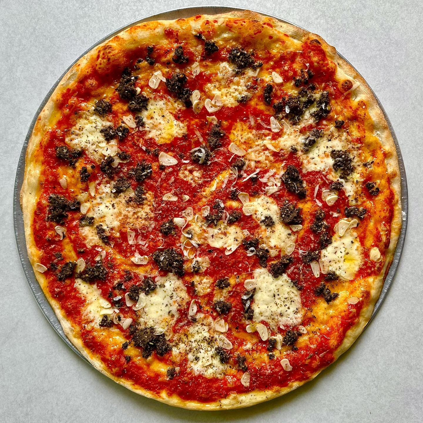 🫒 New Feature 🫒
&lsquo;Viva Oliva&rsquo;: Marinara, Buratta, Mixed Olive Tapenade, Garlic Chips, Oregano, Parmesan Cheese

Available at our Winnipeg location. 
.
.
.
.
.
#winnipeg #pizza #pizzadelivery #featurepizza #shortyspizza #westbroadwaybiz #