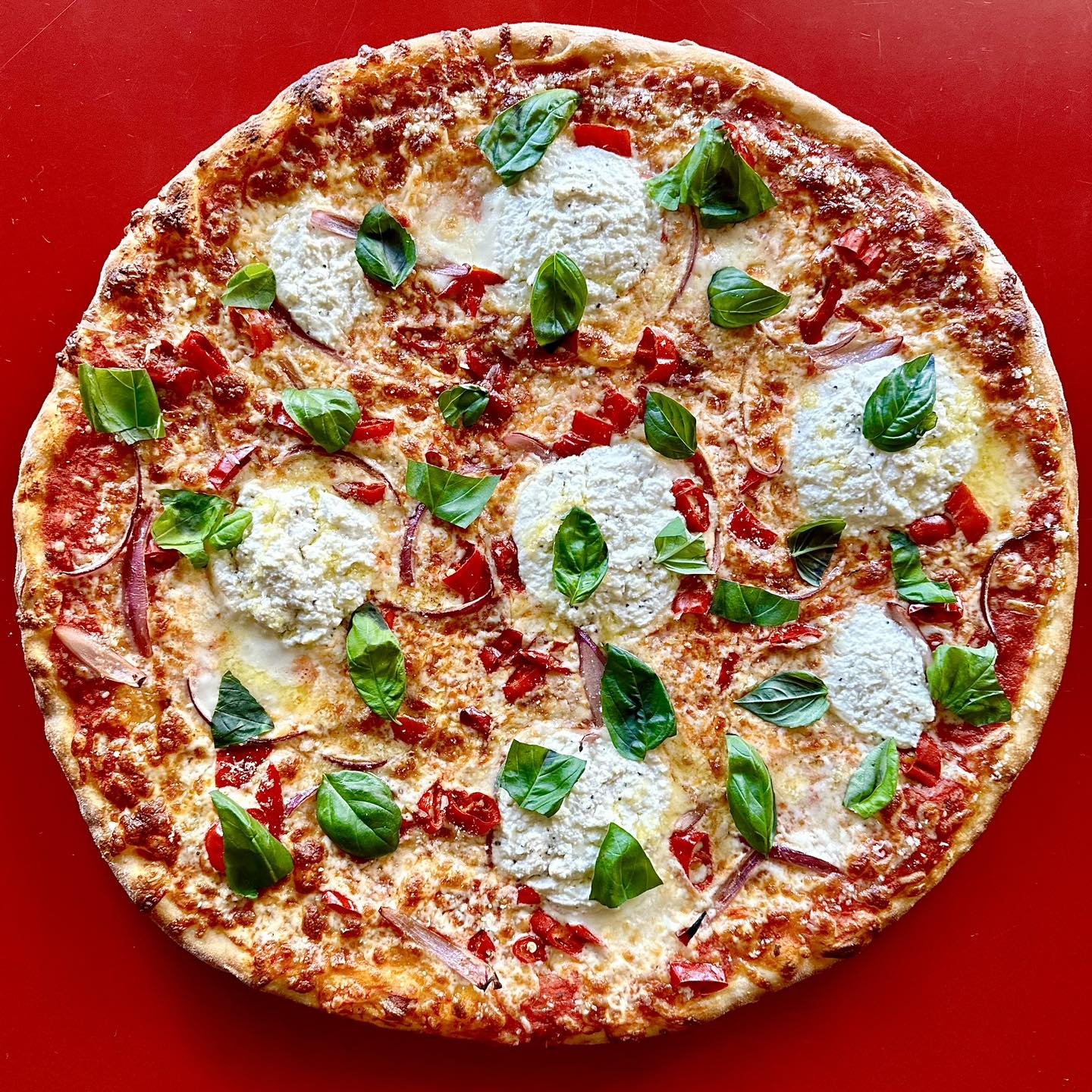 ⚪️🌱 New Feature 🌱⚪️
&lsquo;The Silent G&rsquo; : Marinara, Fior Di Latte, Shredded Mozzarella, Ricotta, Calabrian Chili, Stewed Red Onion, Basil

Available at our Winnipeg location. 
.
.
.
.
.
#winnipeg #pizza #pizzadelivery #featurepizza #shortysp
