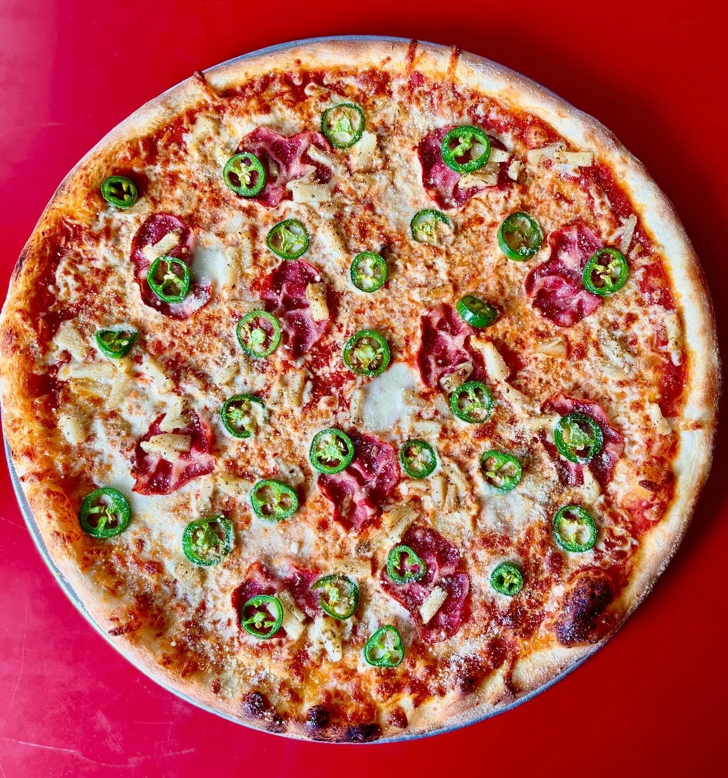 ⚡️New Feature⚡️

🏝️The &lsquo;Big Island&rsquo; 🏝️ 

Marinara, Fior Di Latte Cheese, Shredded Mozzarella, Sliced Capicola, Jalape&ntilde;os and Roasted Pineapple

Available Now at BOTH of our Winnipeg Locations 👀📍
.
.
.
#Winnipeg #pizza #wpgeats
