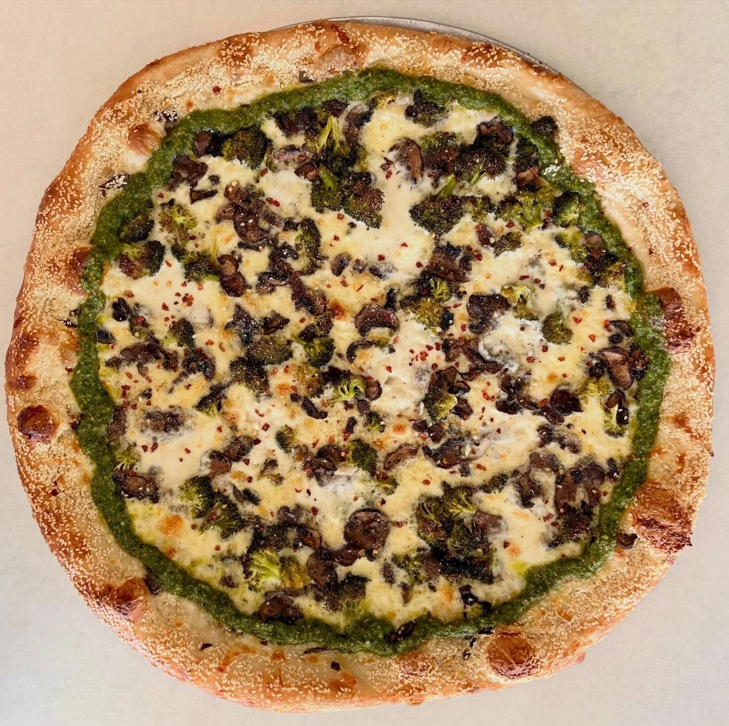 ⚡️New Feature ⚡️

Introducing &lsquo;The Grasshopper&rsquo; 🌱🌱

B&eacute;chamel Sauce, Mozzarella, Fior Di Latte
Roasted Broccoli, Mushroom, Sesame and Pesto Crust finished with Chili Flakes and Padano Cheese

Available now at our Hamilton Location
