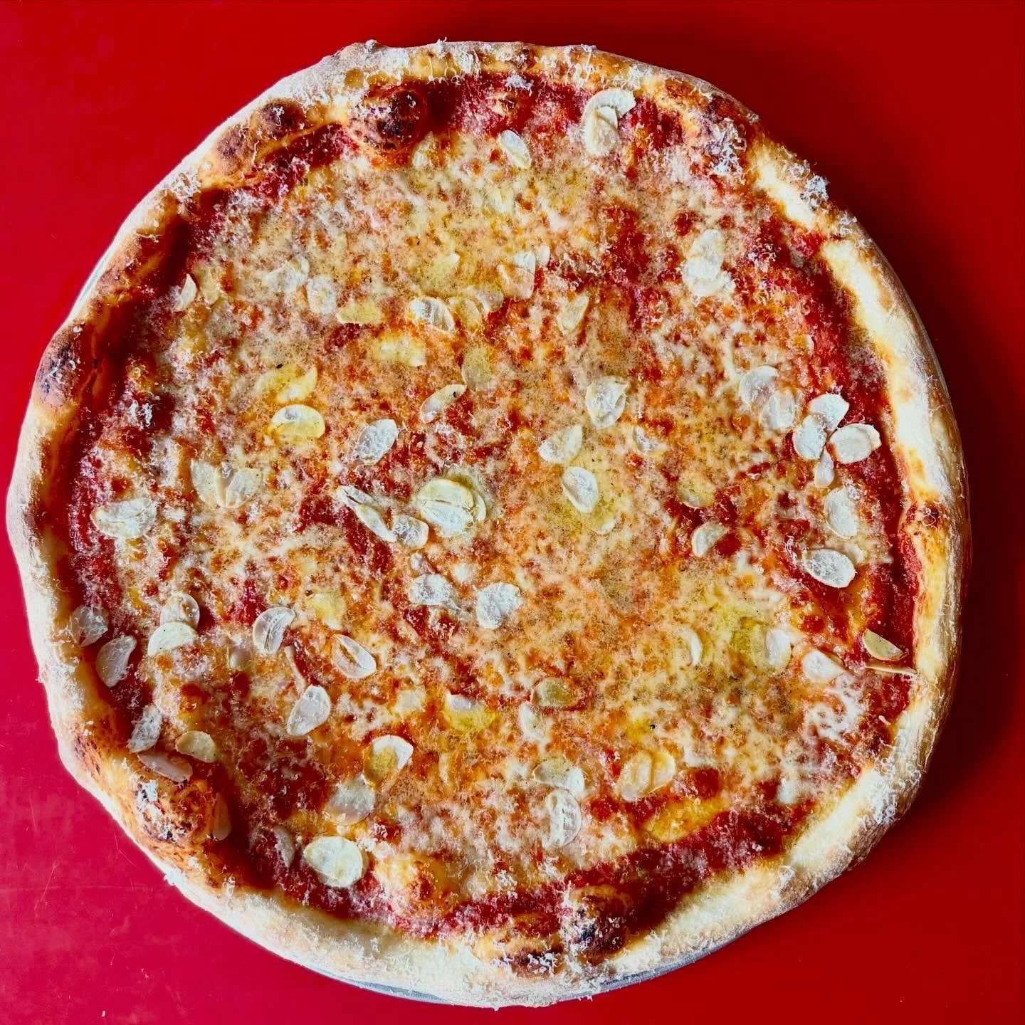 ⚡️New Feature ⚡️

Throwback Feature Pizza - 🌹&rsquo;The Date Night&rsquo; 🌹

Marinara, Fior Di Latte Cheese, Shaved Garlic, Roasted Garlic and Black Sesame Oil, Grated Grana Padano Cheese.

Available now only at our Maryland Location 📍
.
.
.
#Winn