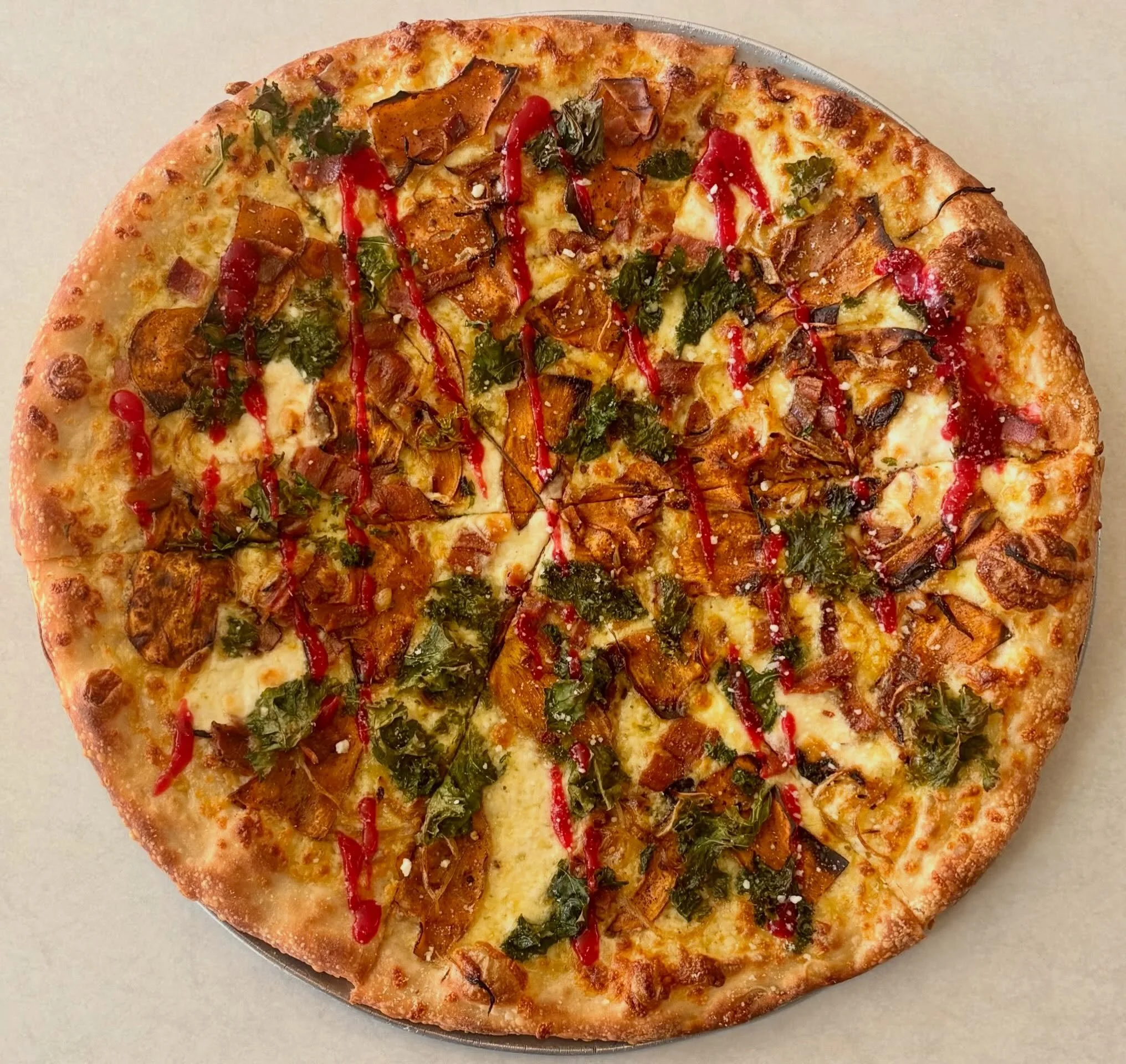 ⚡️New Feature ⚡️

🍁🧶&rdquo;Sweater Weather&rdquo; 🧶🍁

Olive Oil Base, Mozzarella, Roasted Sweet Potato, Caramelized Onions, Bacon and Kale. Finished with a Cranberry Reduction and a Padano Blend 

Now Available at our Hamilton Location 📍
.
.
.
#