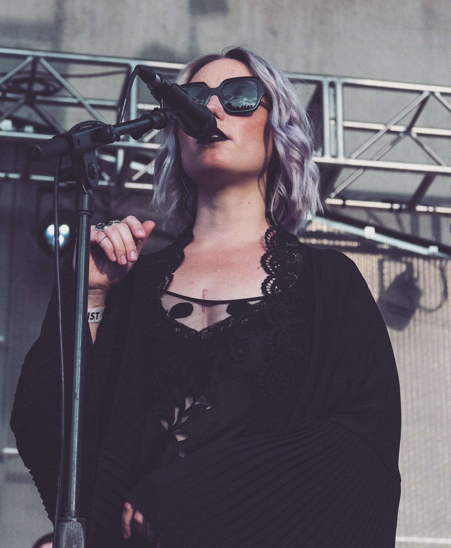 / &ldquo;white snow, grey stone, let go of my searching soul. La Loba find my bones, La Loba&rdquo; /

📸: @obscurephotosofbirds 

#lostwalksband #music #movement #collaboration #conservation #rockymountainwolfproject #missinghowl #denvermusic #denve