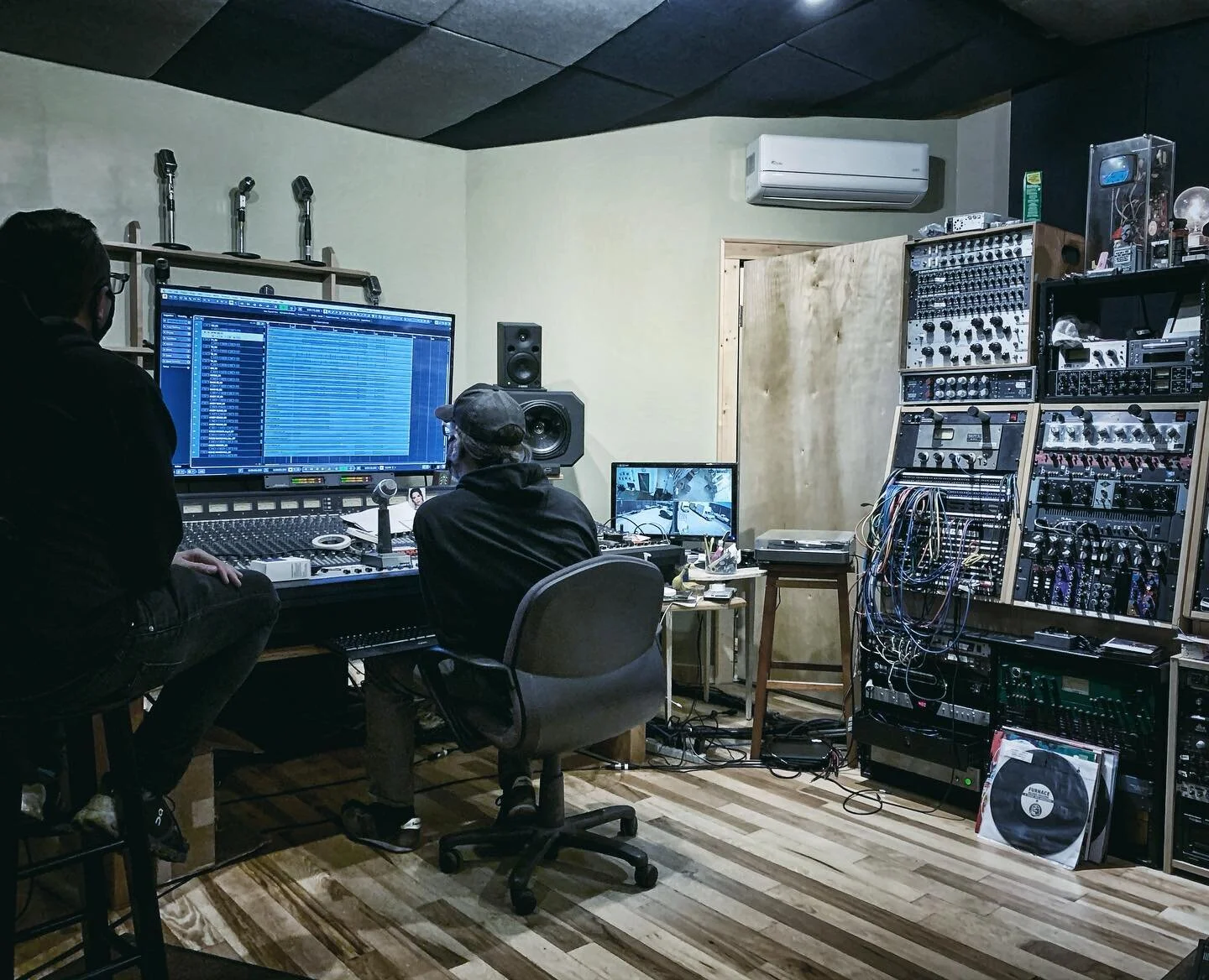 / getting ready to share a new story with you / 

#lostwalksband #music #movement #collaboration #conservation #rockymountainwolfproject #missinghowl #denvermusic #denverdance #wolfreintroduction #wolves #newmusic #livemusic #arteducation #wolfconser