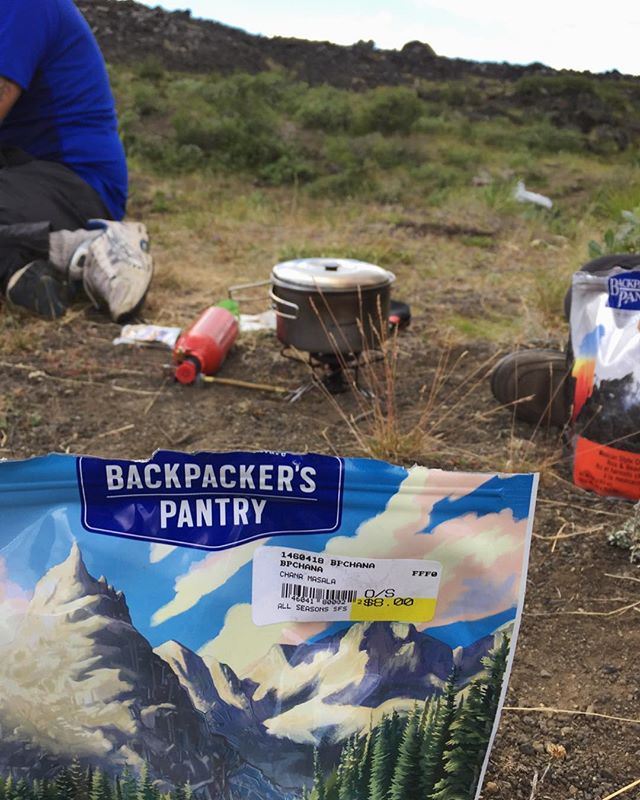 2 steps to a good day:
1) hike in the mountains
2)eat food in the mountains &bull;
&bull;
&bull;
&bull;
#tenemehodihi #adventureisoutthere #hiketoeateattohike #explorebc #pnwonderland #explorenorthernbc #backpackerspantryisok #everythingtastesbetteri