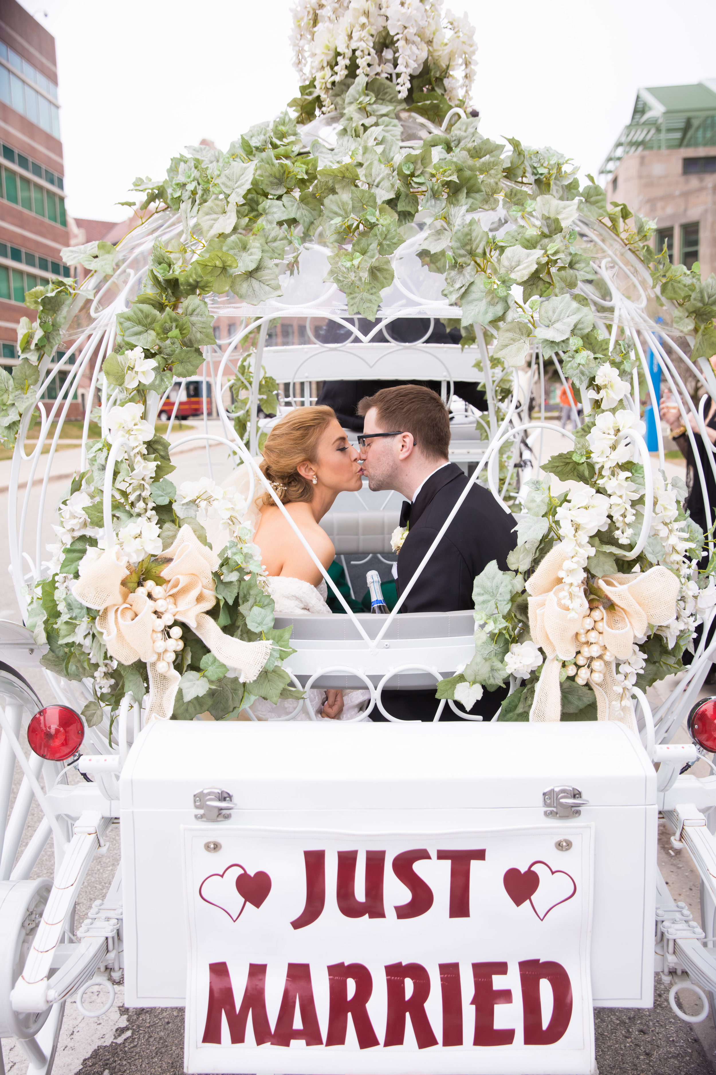 Charming and modern wedding details come together for this royal Chicago wedding captured by Colin Lyons Photography. Find more wedding inspiration at chitheewed.com!