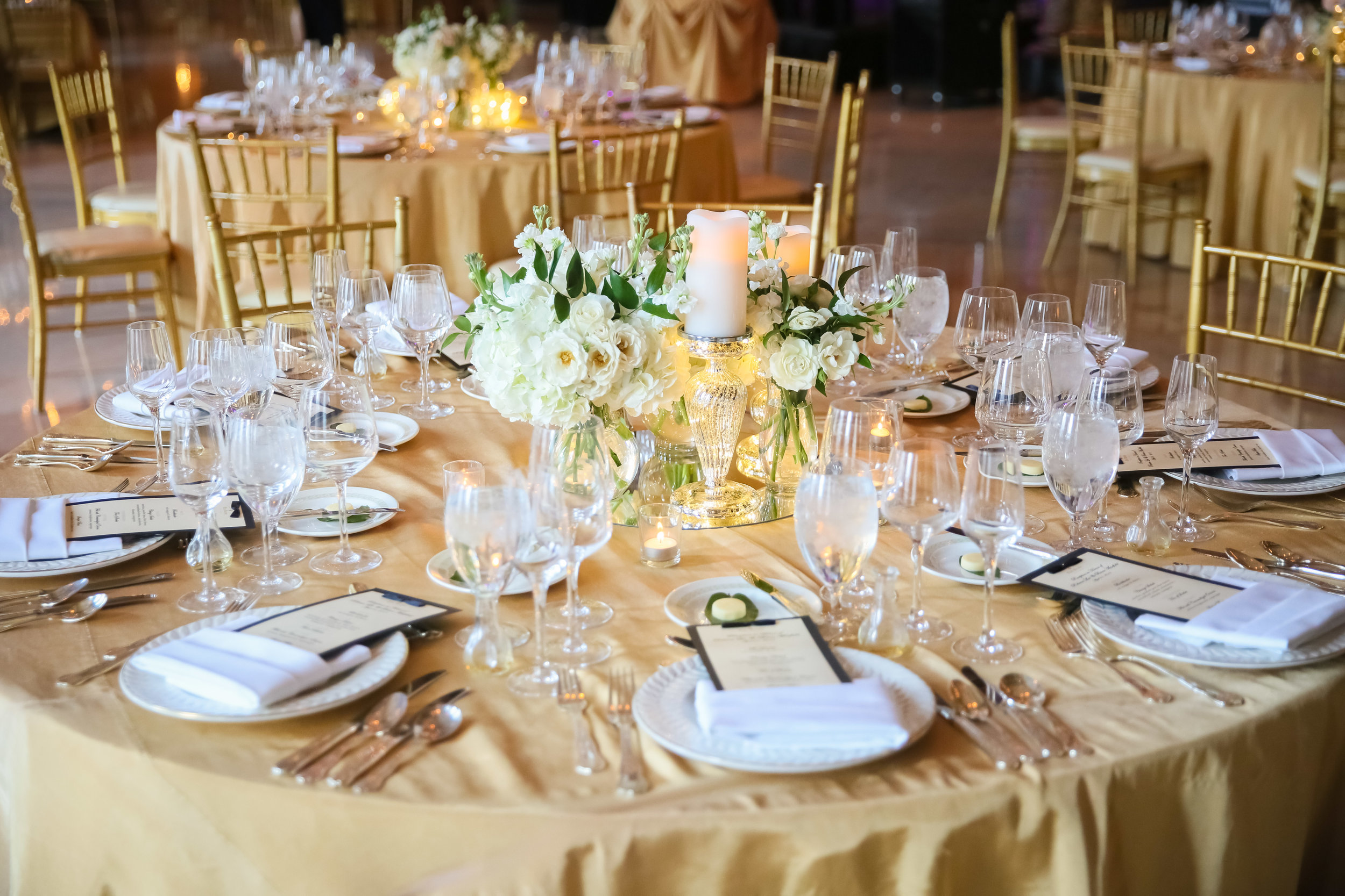 Charming and modern wedding details come together for this royal Chicago wedding captured by Colin Lyons Photography. Find more wedding inspiration at chitheewed.com!