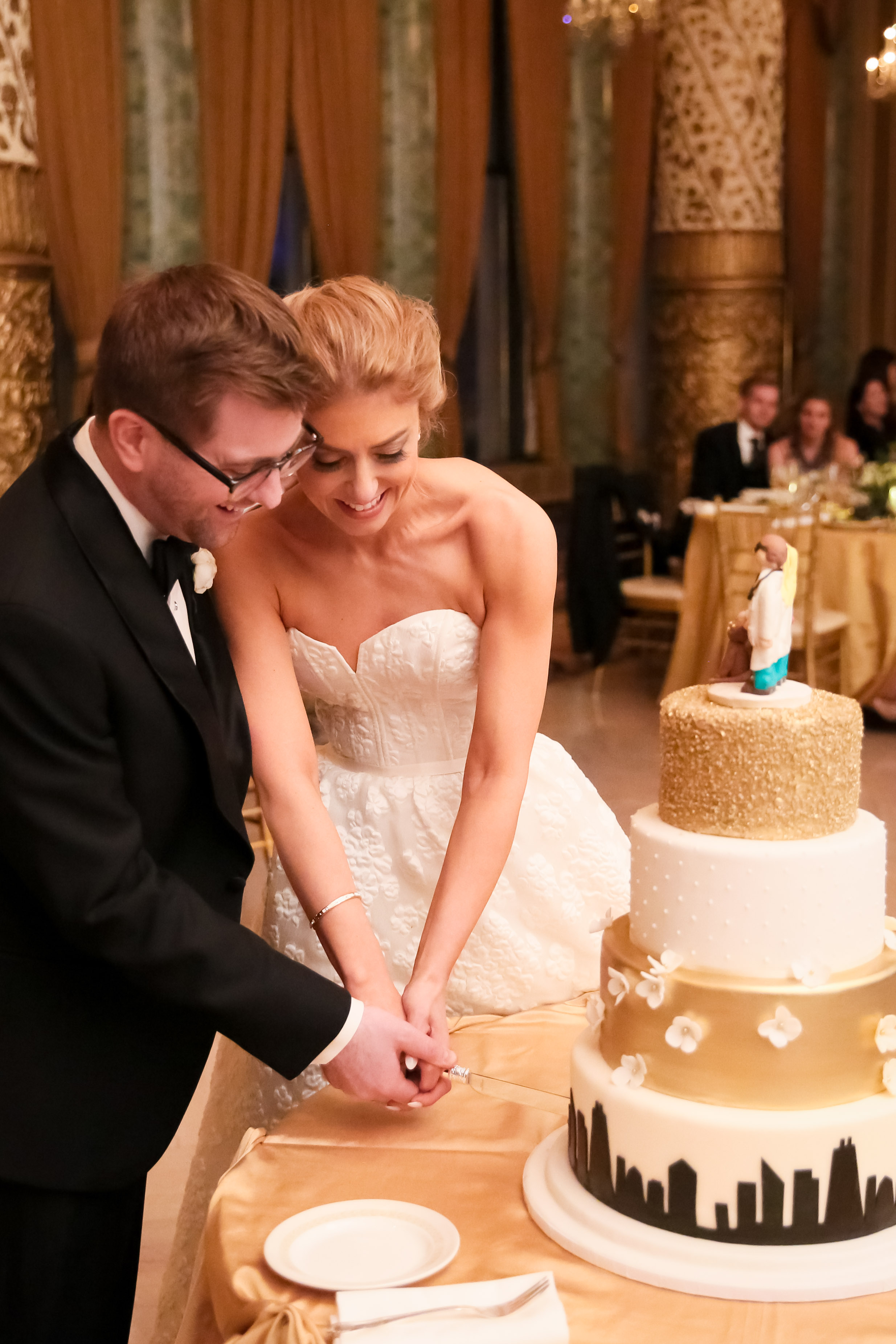 Charming and modern wedding details come together for this royal Chicago wedding captured by Colin Lyons Photography. Find more wedding inspiration at chitheewed.com!