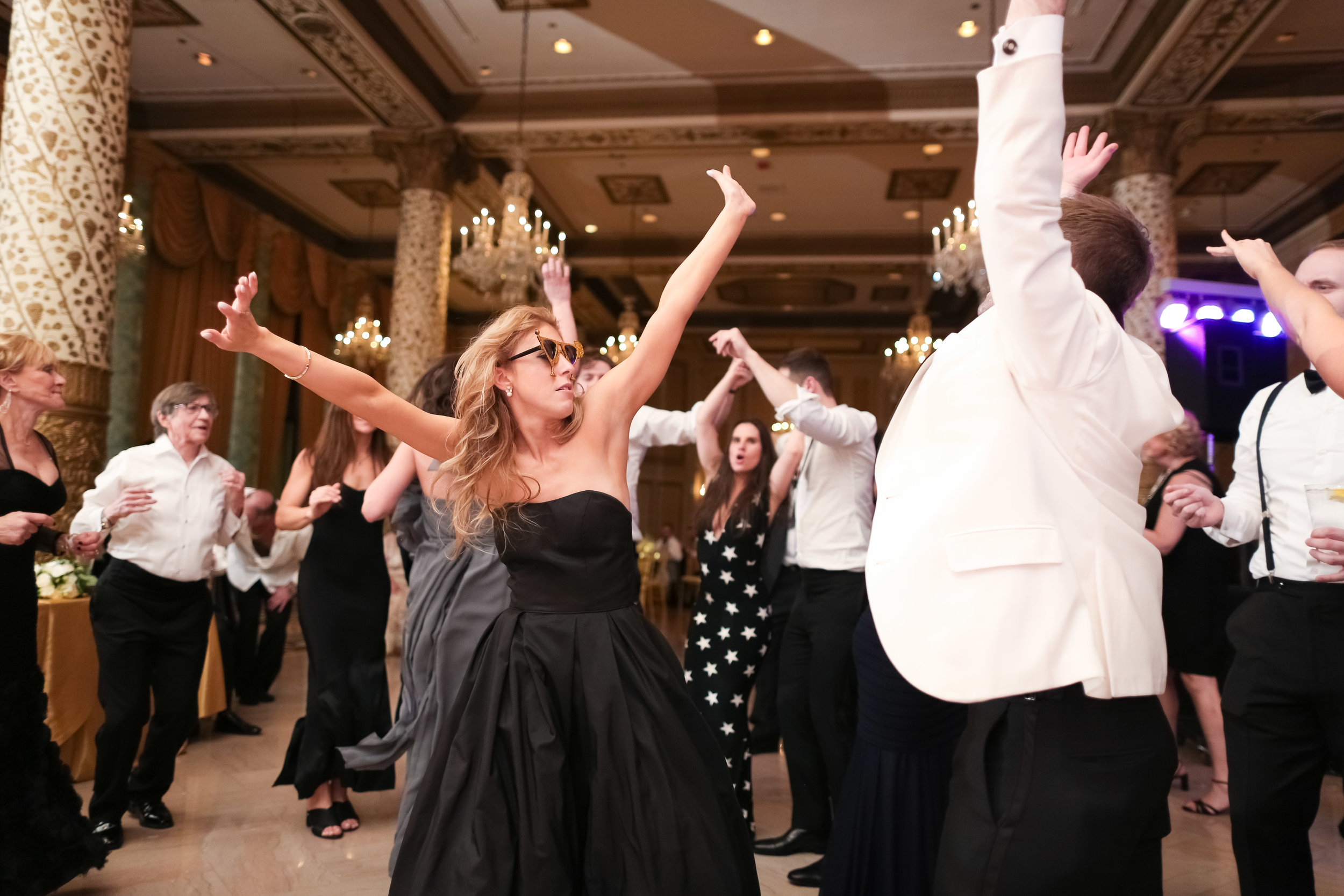 Charming and modern wedding details come together for this royal Chicago wedding captured by Colin Lyons Photography. Find more wedding inspiration at chitheewed.com!