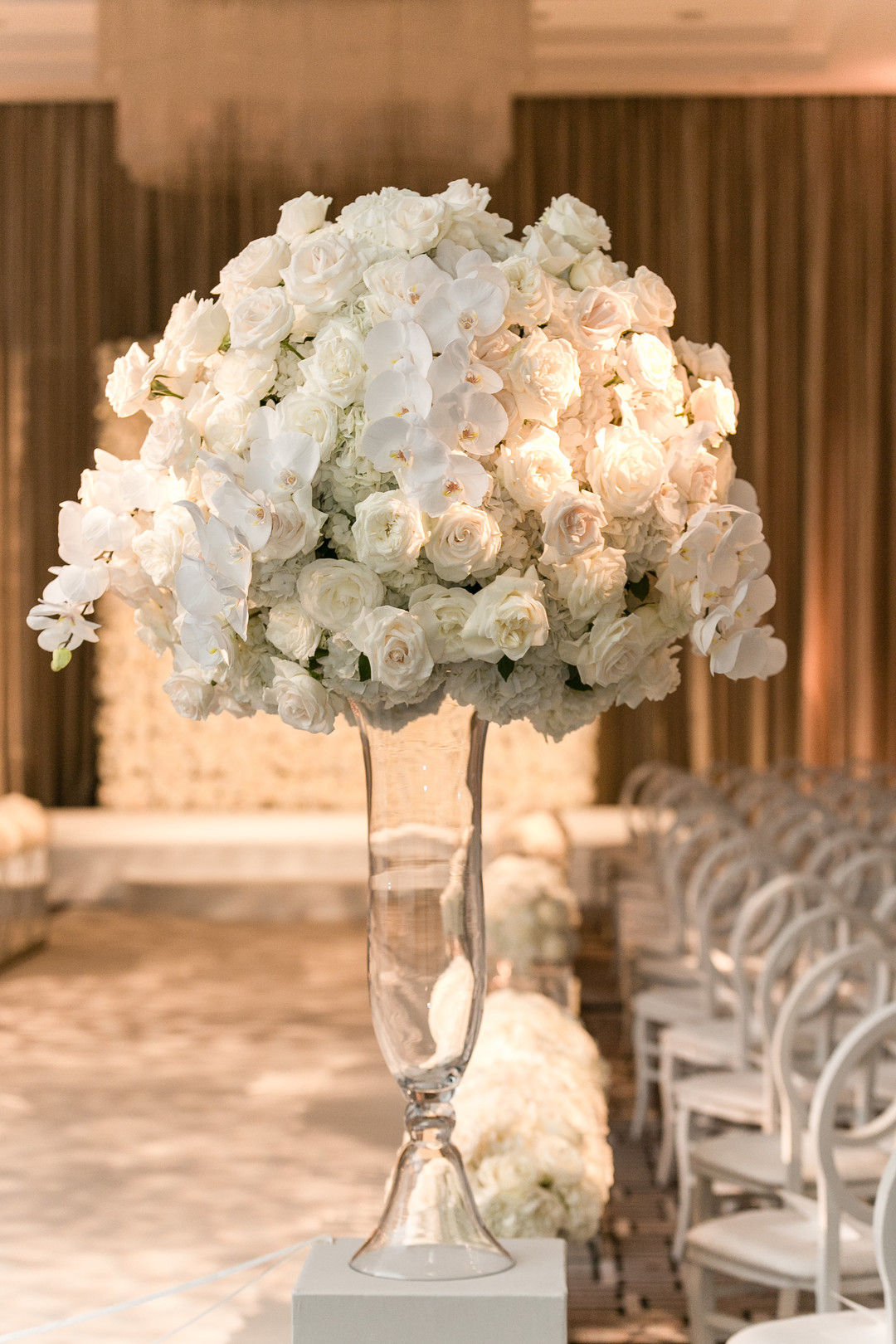 Glamorous and elegant all-white winter Chicago wedding. Be inspired and find more wedding inspiration at CHItheeWED.com!