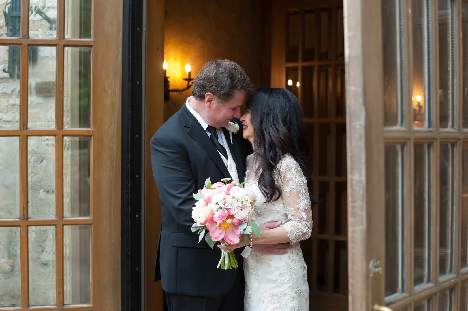 Charming Herrington Inn wedding captured by Elite Photo. Find more wedding details and decor inspiration at CHItheeWED.com!