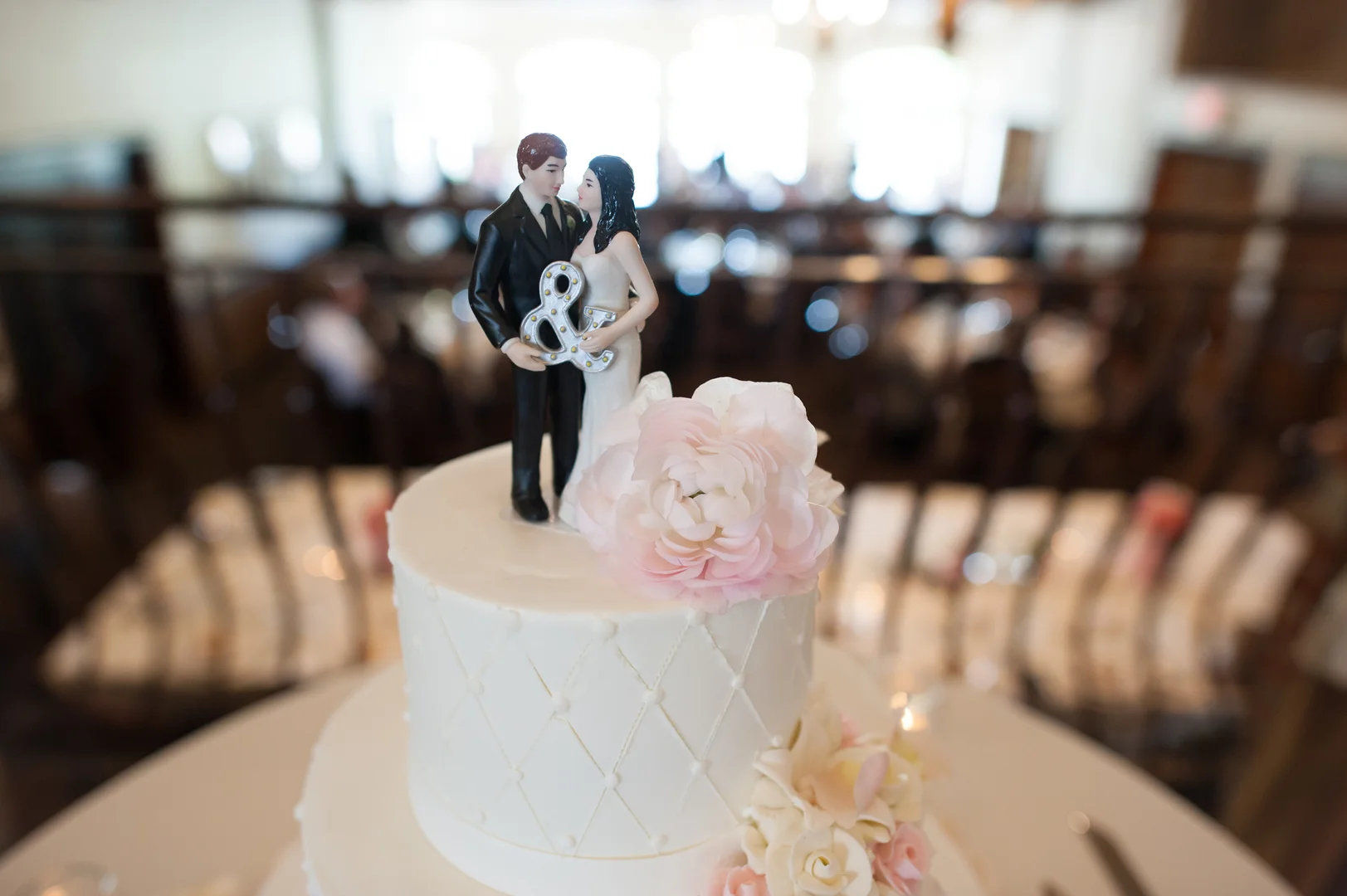 Charming Herrington Inn wedding captured by Elite Photo. Find more wedding details and decor inspiration at CHItheeWED.com!