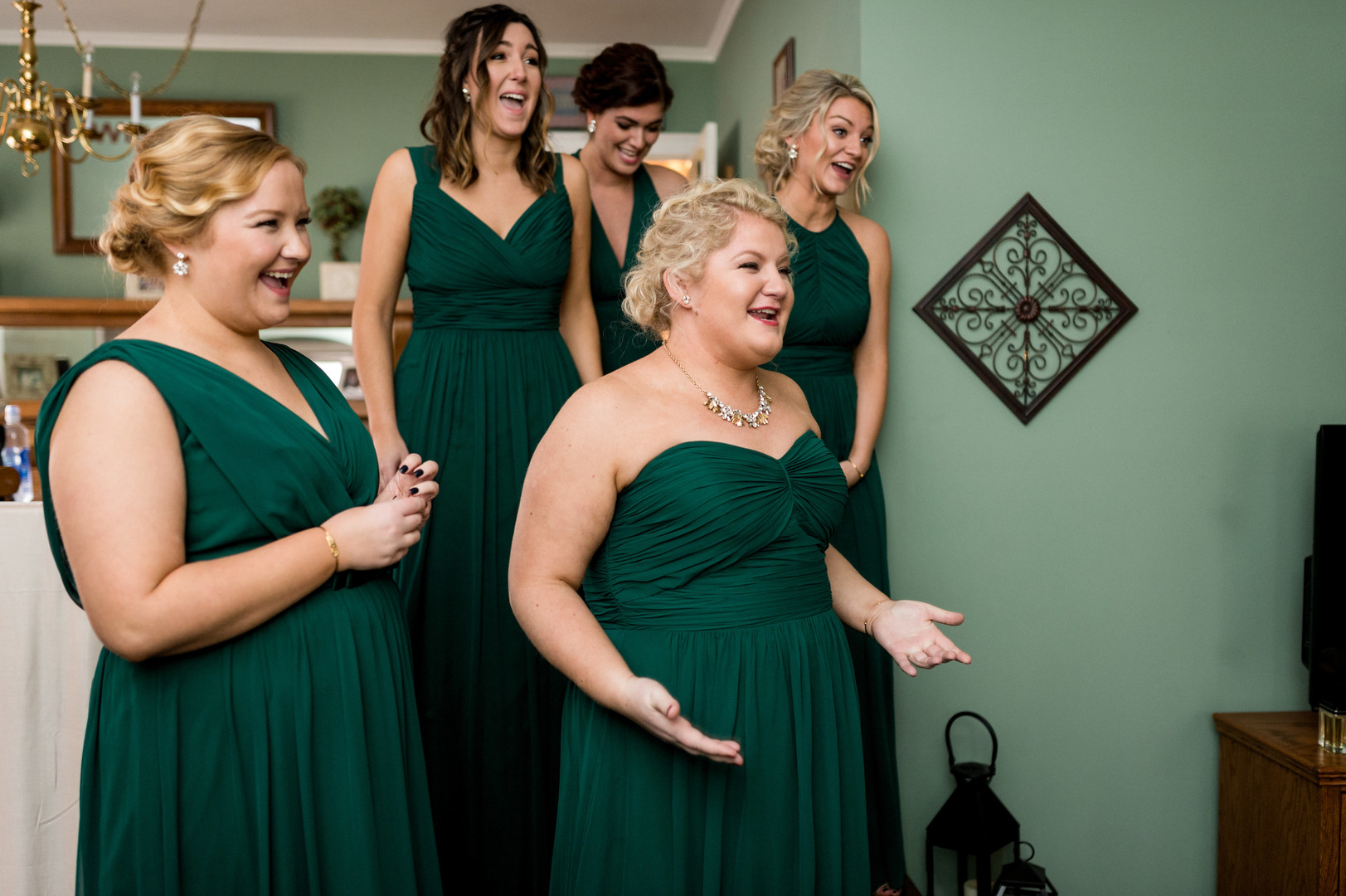 Romantic Chicago winter wedding with Christmas colors captured by Julia Franzosa Photography. See more winter wedding ideas at CHItheeWED.com!