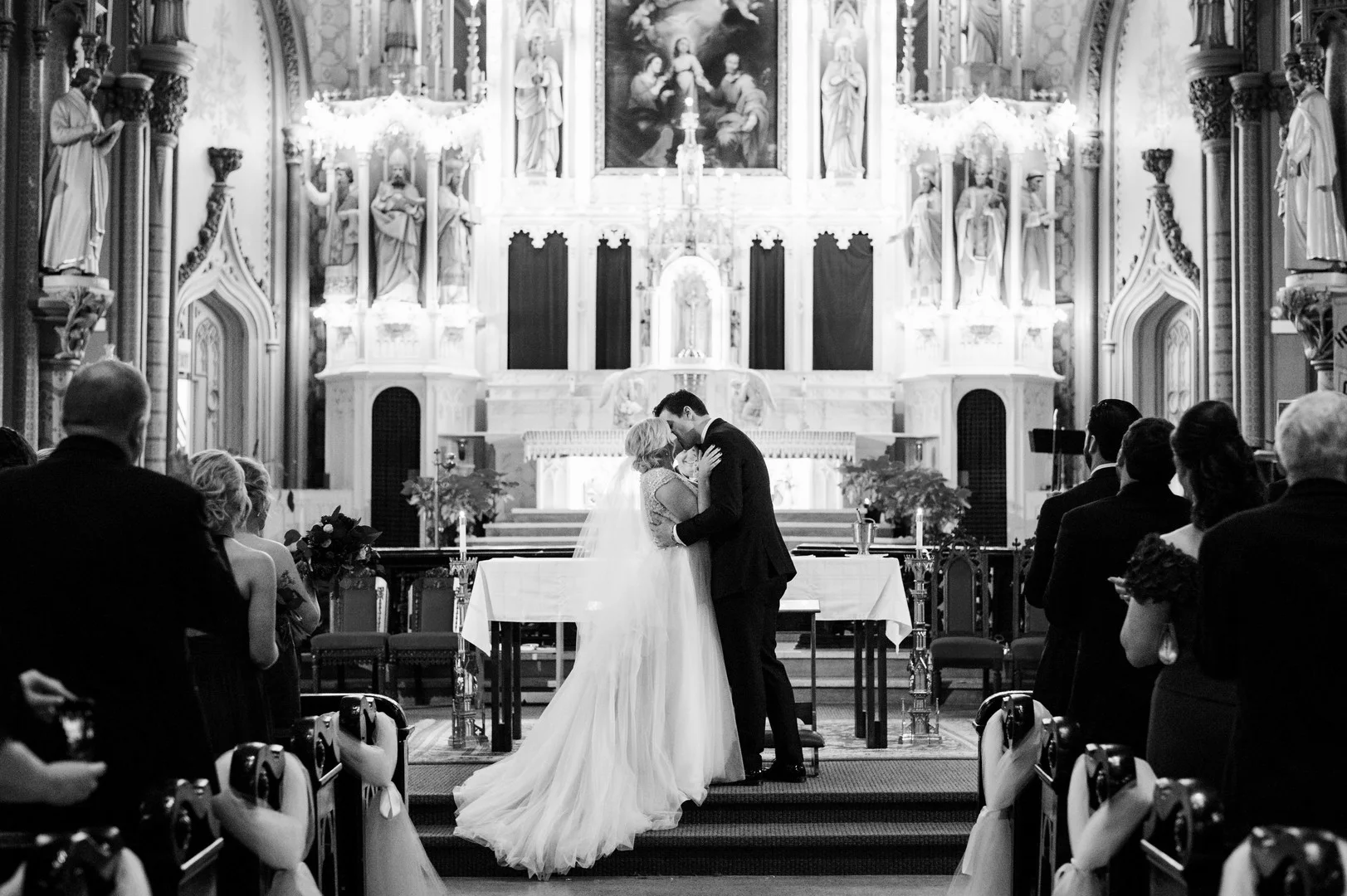 Romantic Chicago winter wedding with Christmas colors captured by Julia Franzosa Photography. See more winter wedding ideas at CHItheeWED.com!