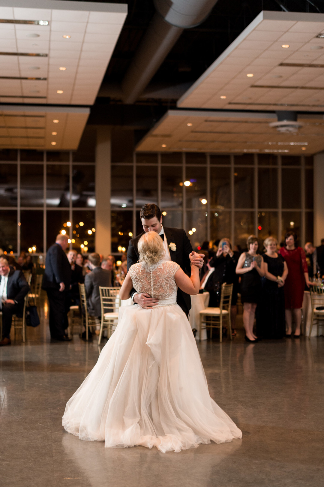 Romantic Chicago winter wedding with Christmas colors captured by Julia Franzosa Photography. See more winter wedding ideas at CHItheeWED.com!