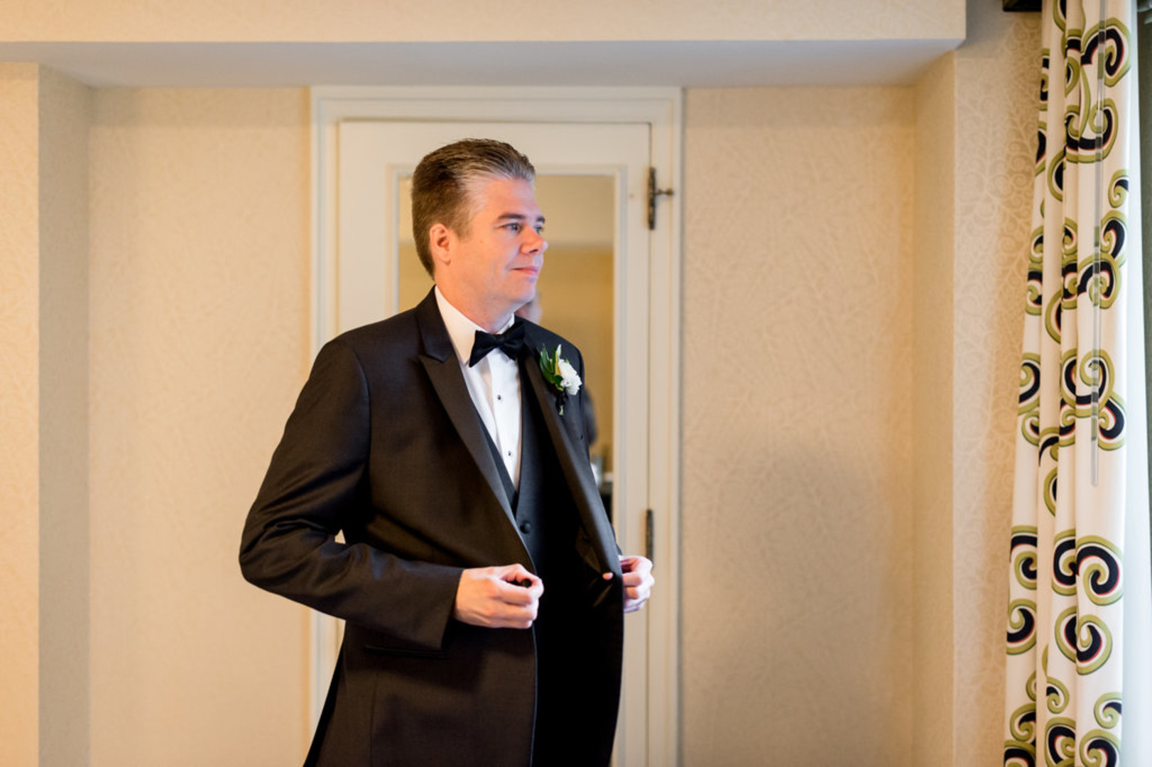 Classic and timeless Chicago ballroom wedding captured by Julia Franzosa Photography. See more classic wedding ideas at CHItheeWED.com!