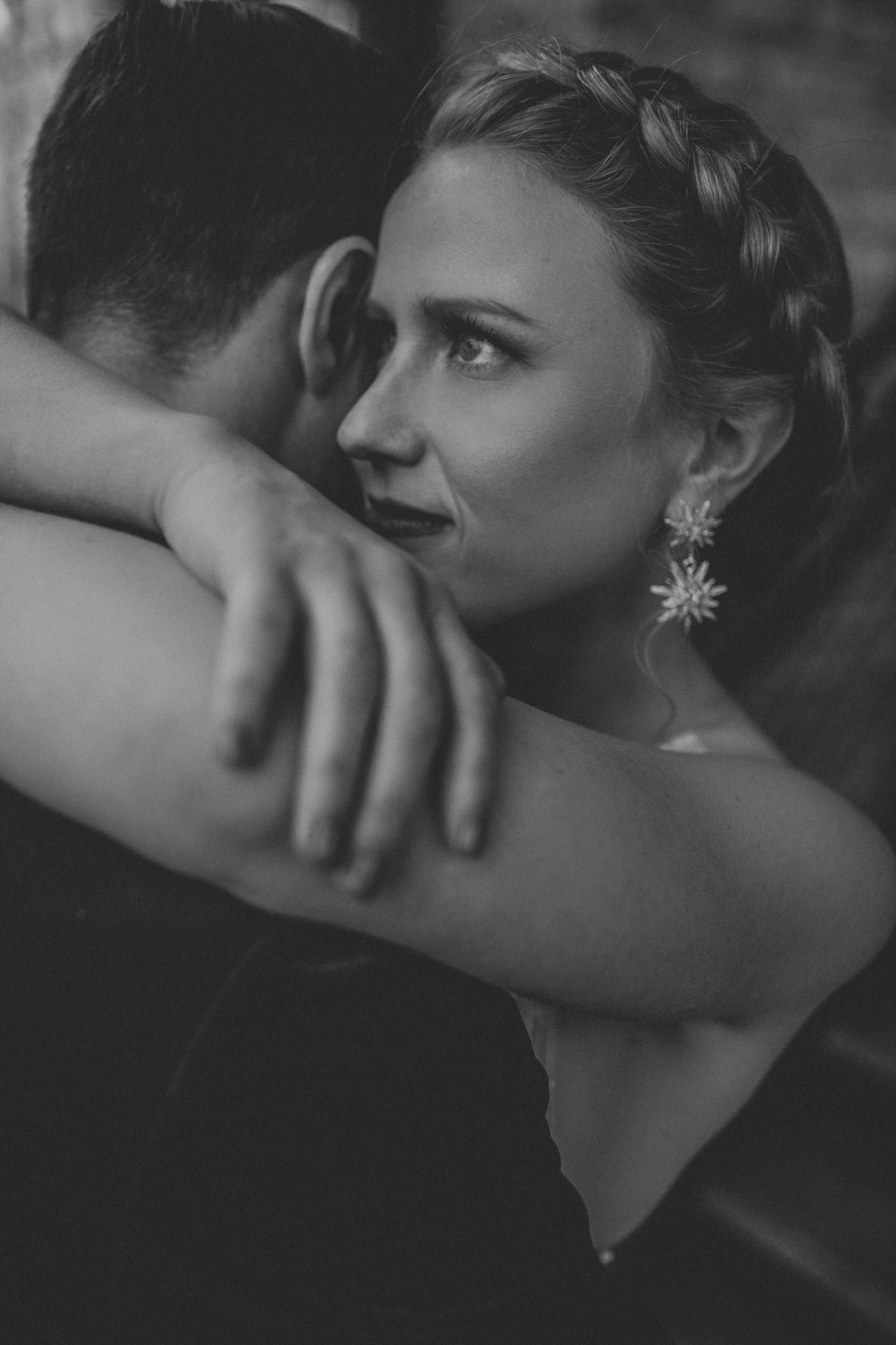 Cozy, intimate Chicago city hall elopement planned by Olive Fine Weddings and captured by Meg Adamik Creative. See more Chicago wedding ideas at chitheewed.com!