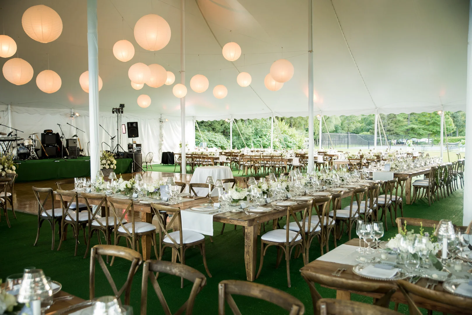 Romantic Shore Acres Country Club Wedding captured by Julia Franzosa Photography. Find more wedding inspiration at CHItheeWED.com!