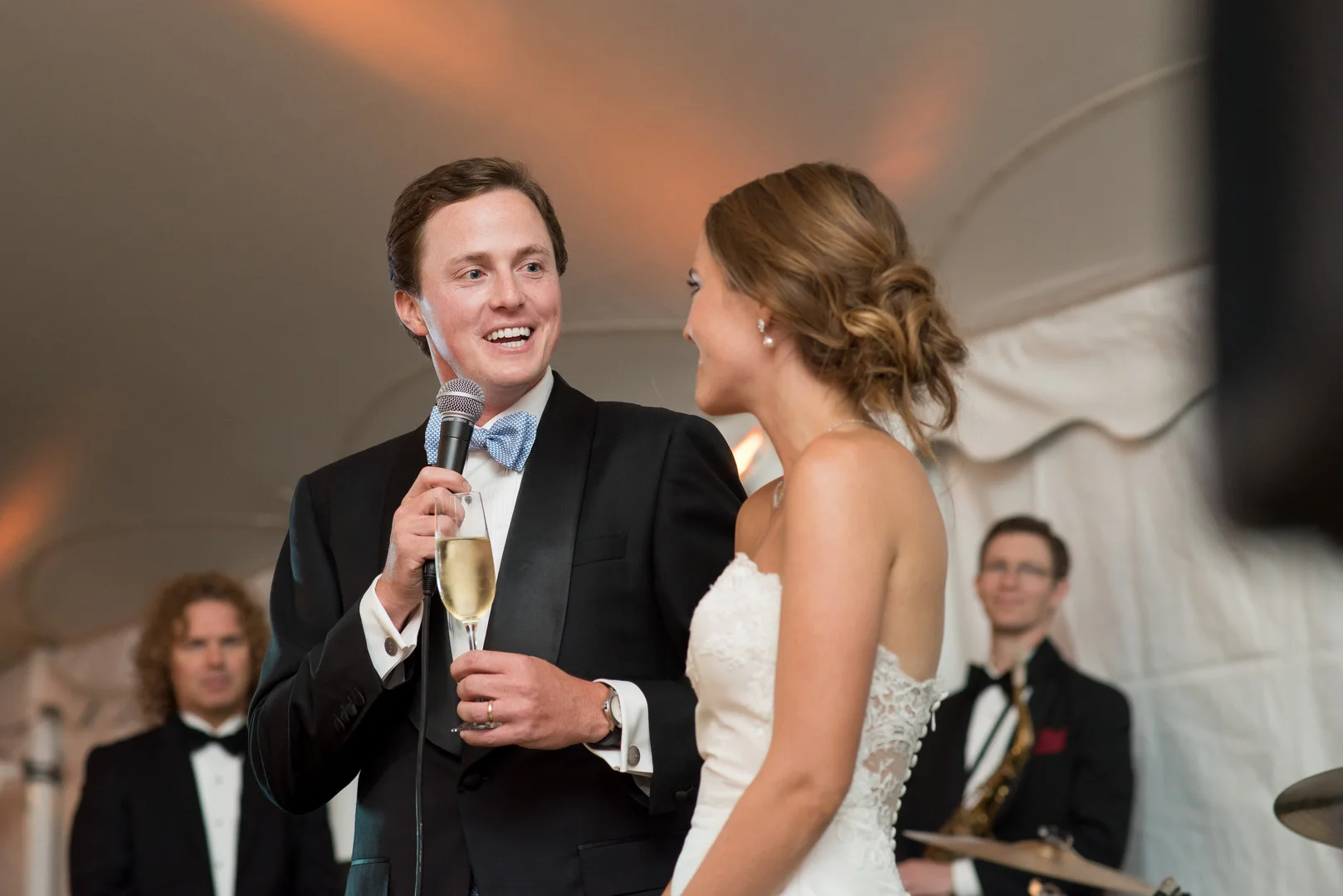 Romantic Shore Acres Country Club Wedding captured by Julia Franzosa Photography. Find more wedding inspiration at CHItheeWED.com!