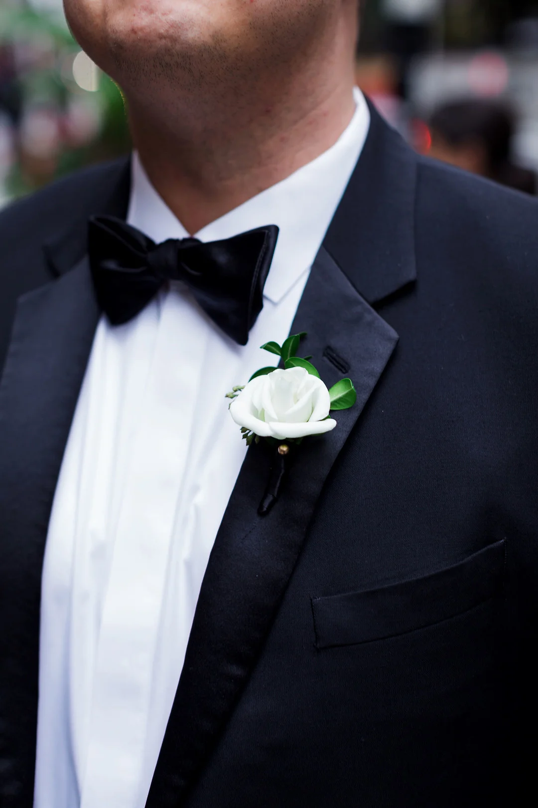 Romantic Chicago Fall Wedding at Union League Club of Chicago captured by Julia Franzosa Photography.