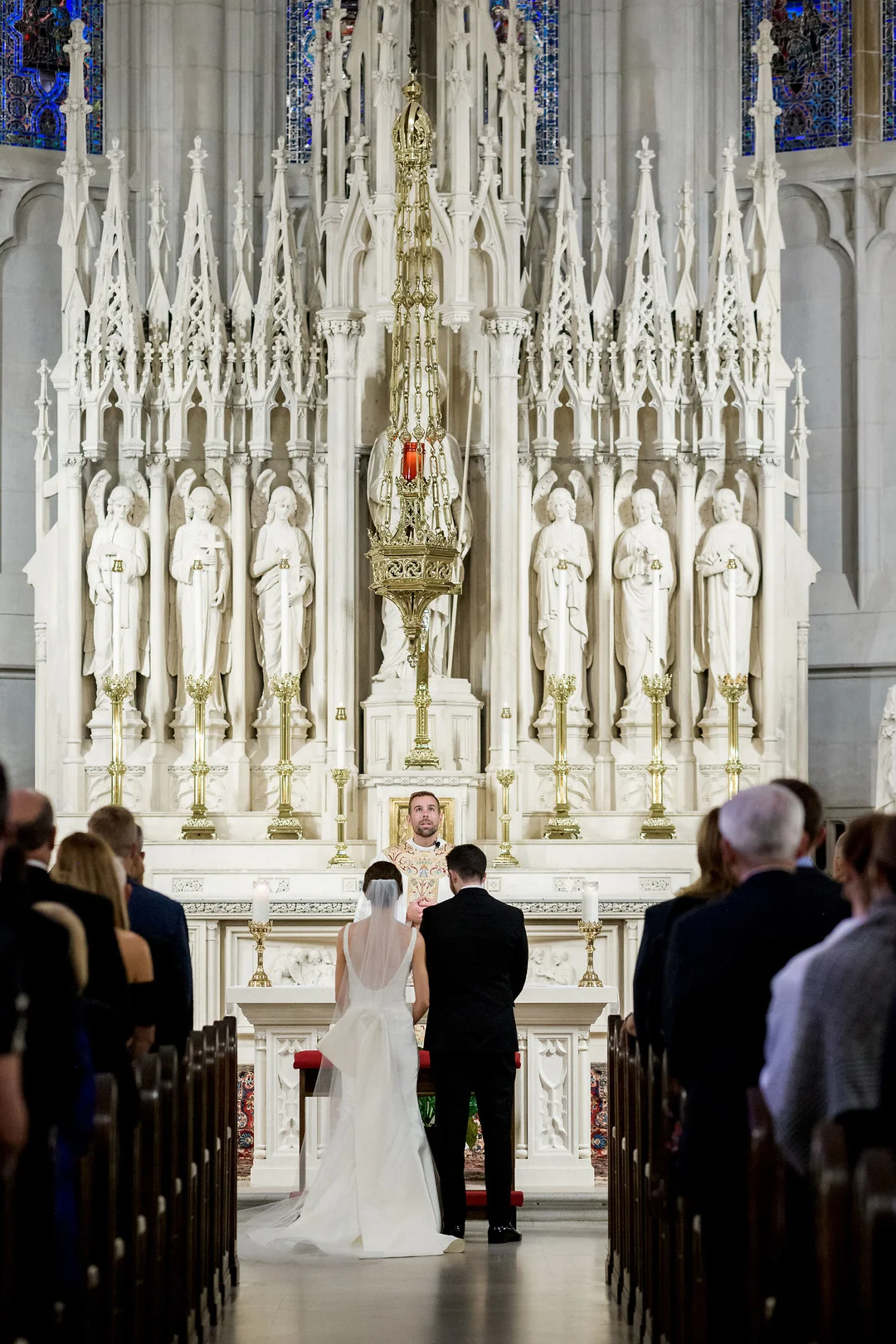 Romantic Chicago Fall Wedding at Union League Club of Chicago captured by Julia Franzosa Photography.