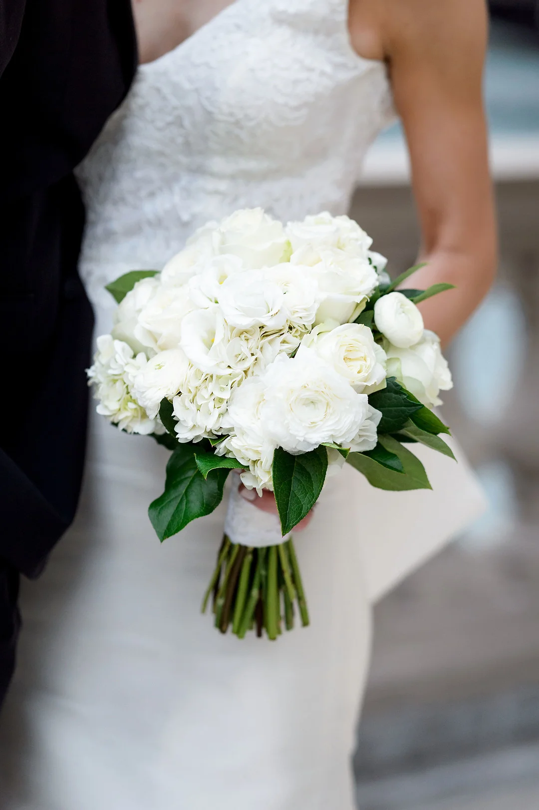 Romantic Chicago Fall Wedding at Union League Club of Chicago captured by Julia Franzosa Photography.