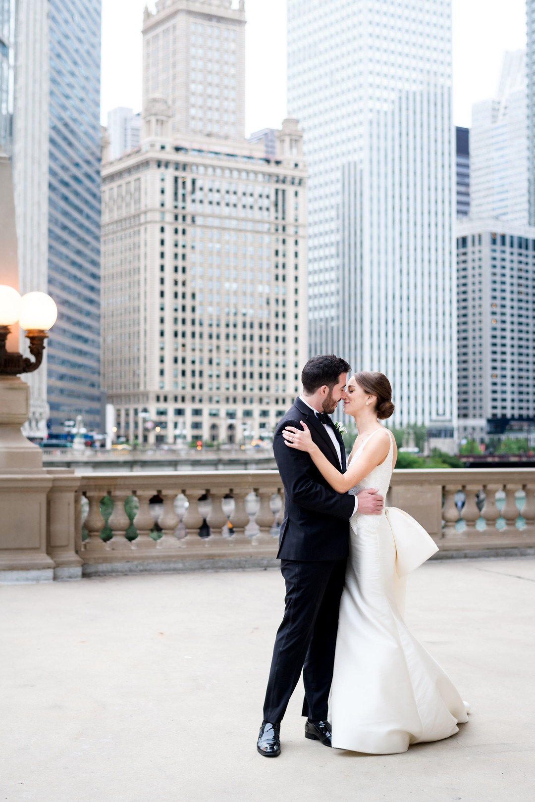 Romantic Chicago Fall Wedding at Union League Club of Chicago captured by Julia Franzosa Photography.