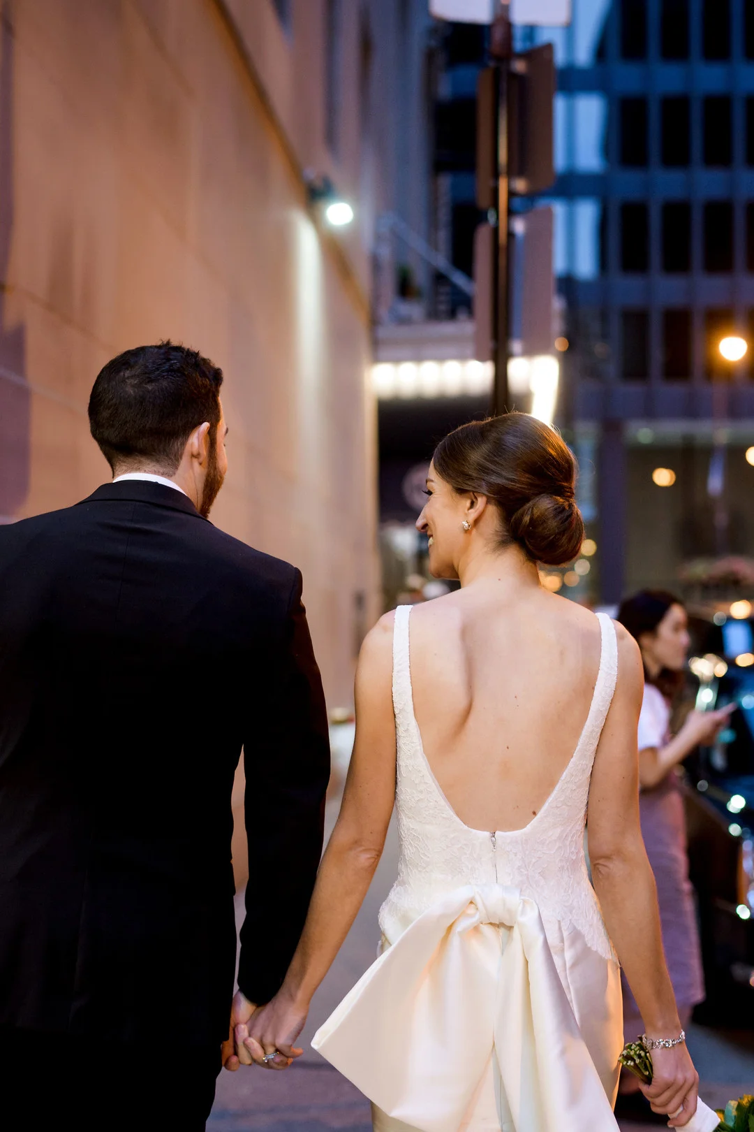 Romantic Chicago Fall Wedding at Union League Club of Chicago captured by Julia Franzosa Photography.