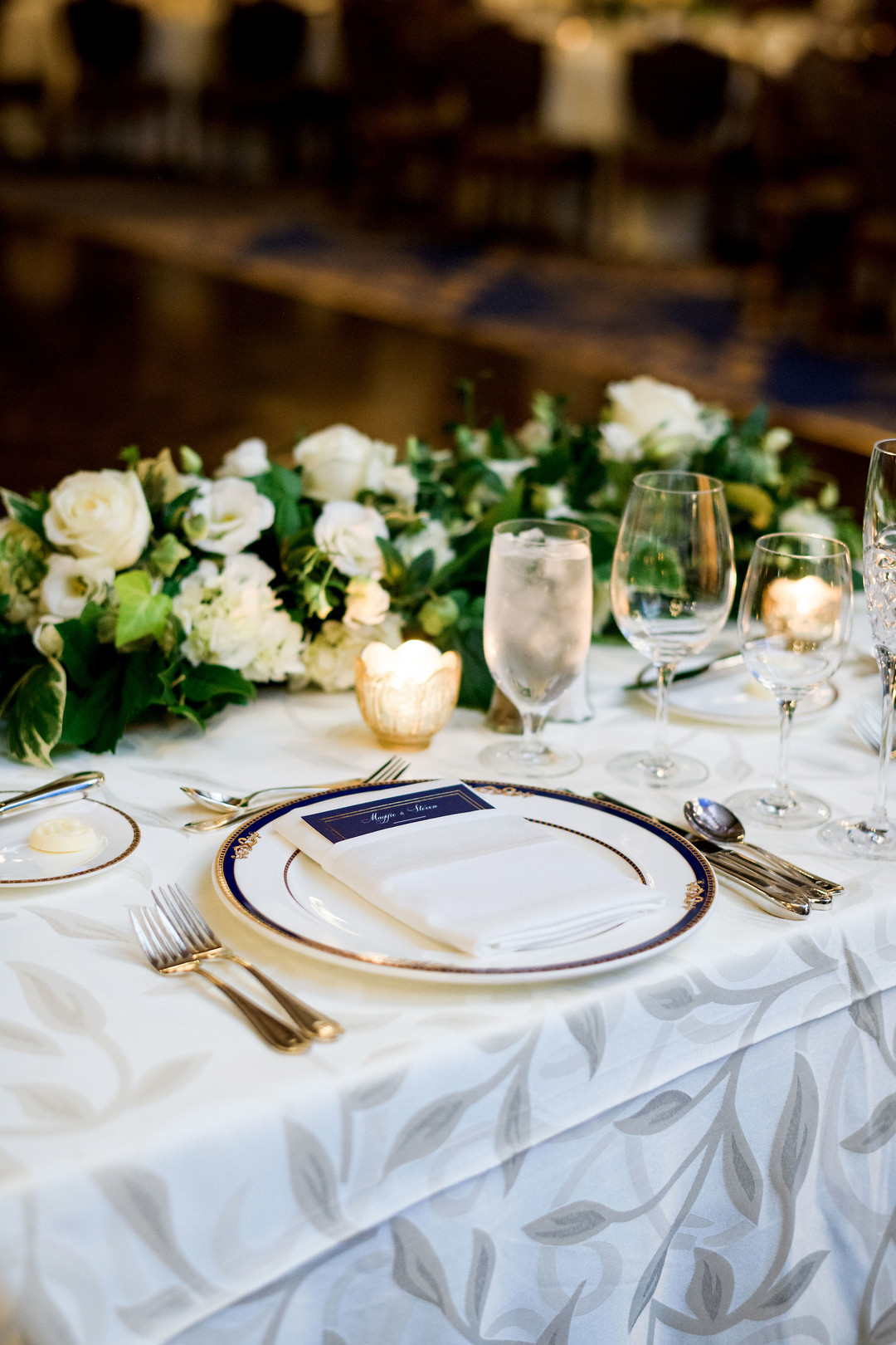 Romantic Chicago Fall Wedding at Union League Club of Chicago captured by Julia Franzosa Photography.