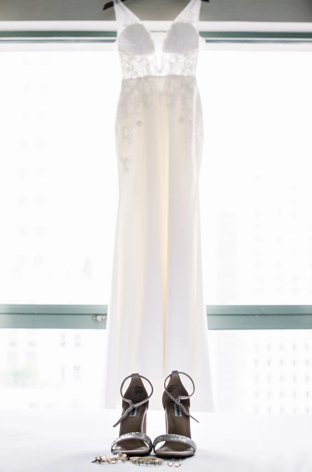 Modern industrial Chicago wedding planned by Alexa Kay Events and captured by Raegan Lintner Photography. See more modern wedding inspiration at CHItheeWED.com!