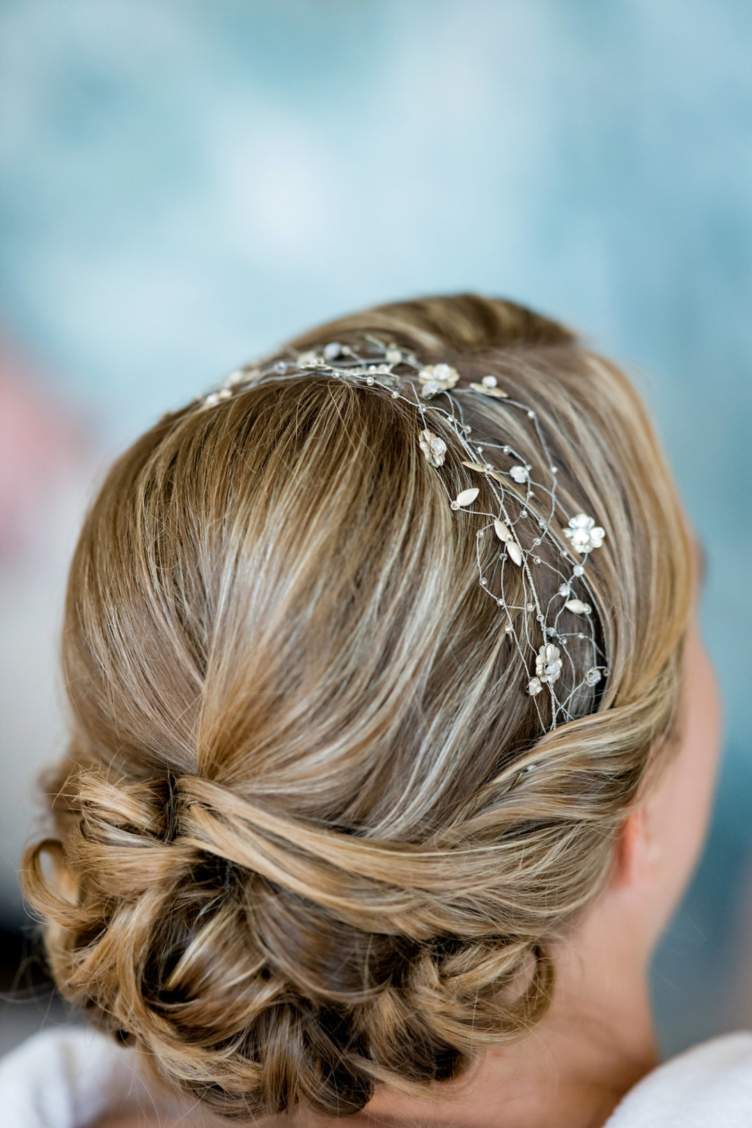 Wedding hair accessory: Vibrant Chicago wedding captured by Julia Franzosa Photography. See more colorful wedding ideas at CHItheeWED.com! 