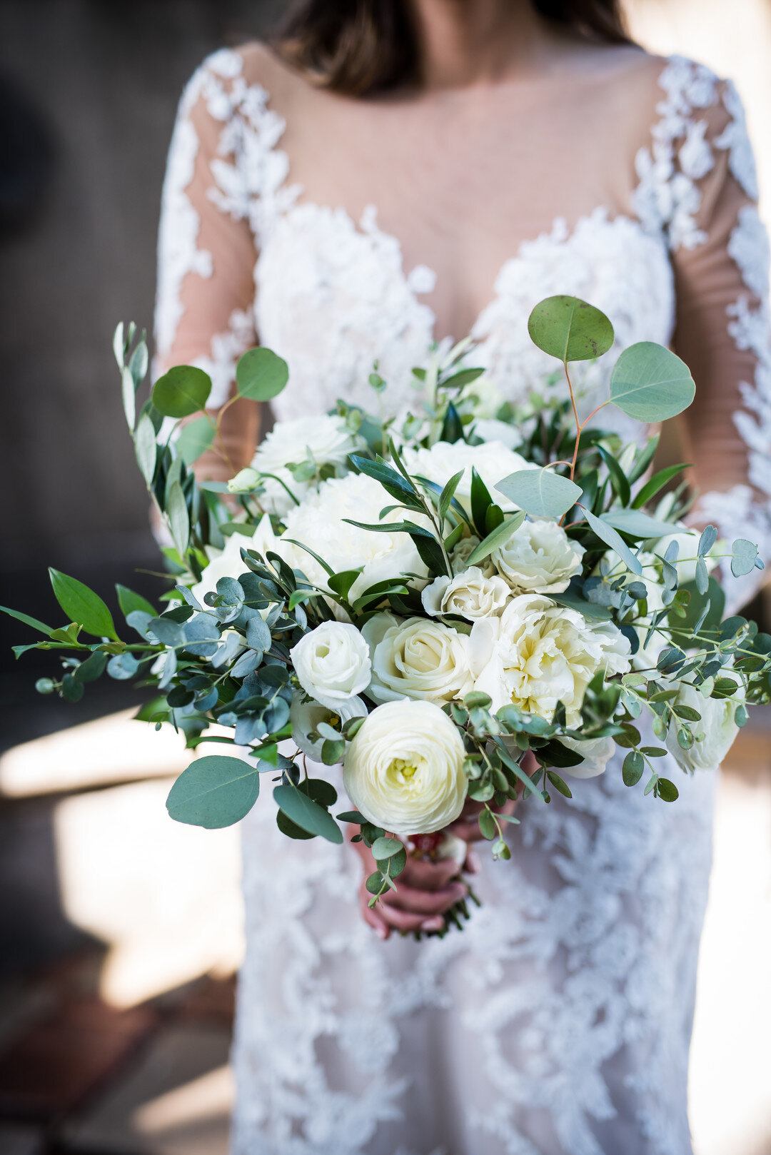 White and greenery wedding bouquet: Golden Hour Armour House Chicago Wedding captured by Inspired Eye Photography featured on CHI thee WED. Find more wedding ideas at CHItheeWED.com!