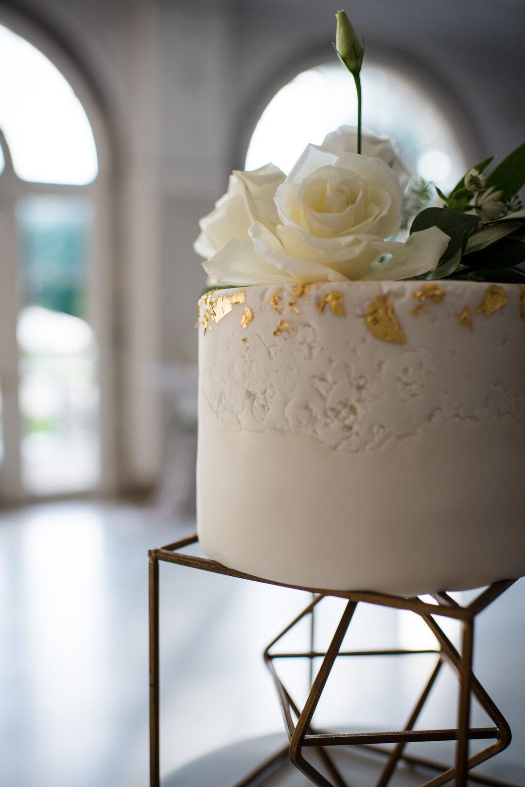 Modern wedding cake with gold speckles: Golden Hour Armour House Chicago Wedding captured by Inspired Eye Photography featured on CHI thee WED. Find more wedding ideas at CHItheeWED.com!