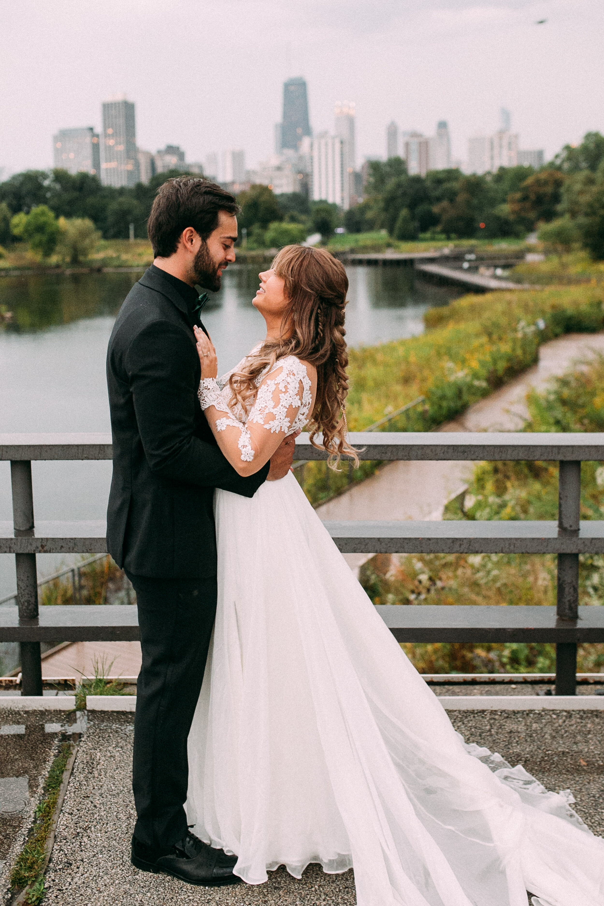 Modern Chicago wedding at Ovation captured by This Is Feeling Photography. Find more Chicago wedding inspiration at CHItheeWED.com!