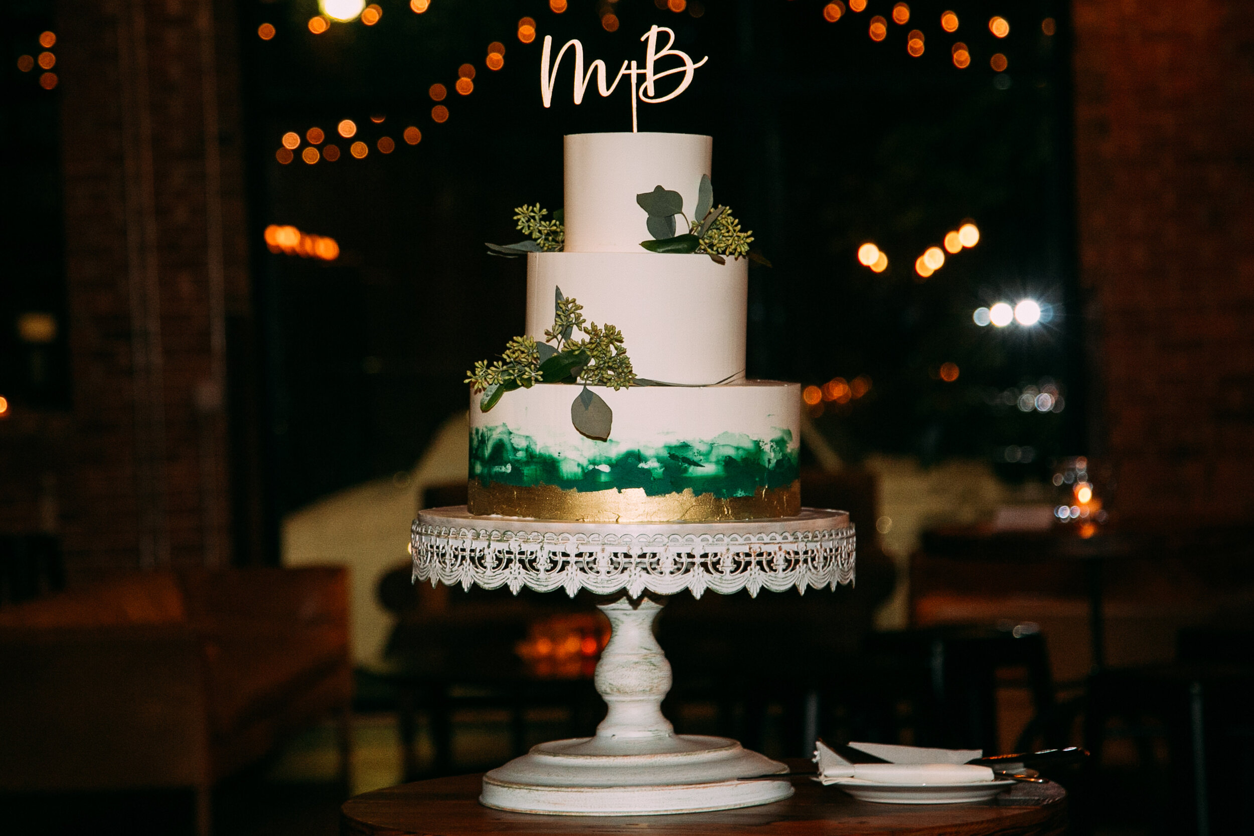 Modern wedding cake design: Modern Chicago wedding at Ovation captured by This Is Feeling Photography. Find more Chicago wedding inspiration at CHItheeWED.com!