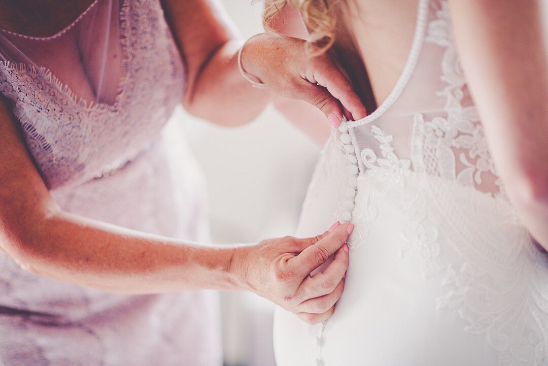 Summer Greenhouse Loft Wedding Day in Chicago captured by Kara Evans Photographer. See more summer Chicago wedding ideas on CHItheeWED.com!