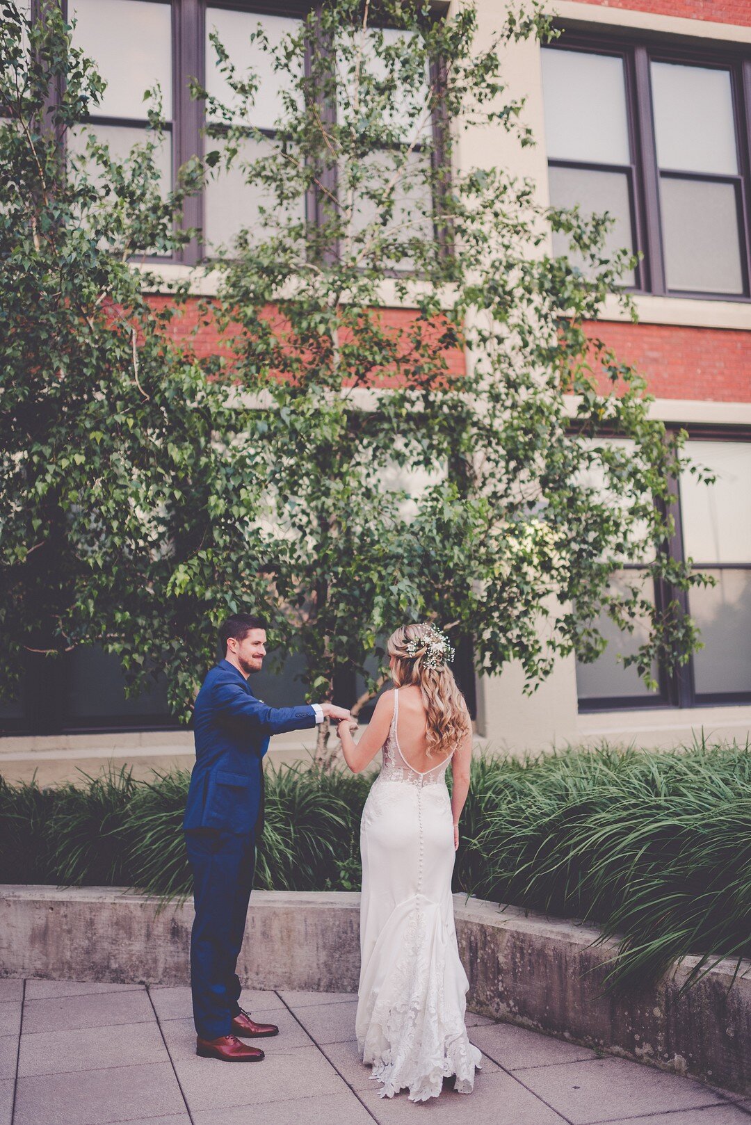 Summer Greenhouse Loft Wedding Day in Chicago captured by Kara Evans Photographer. See more summer Chicago wedding ideas on CHItheeWED.com!