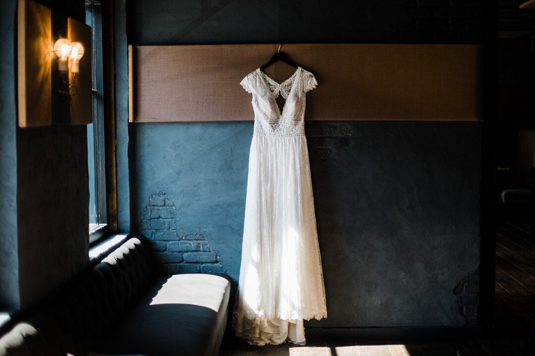 Moody &amp; Modern wedding inspiration captured by Grace Rios Photography featured on CHI thee WED!