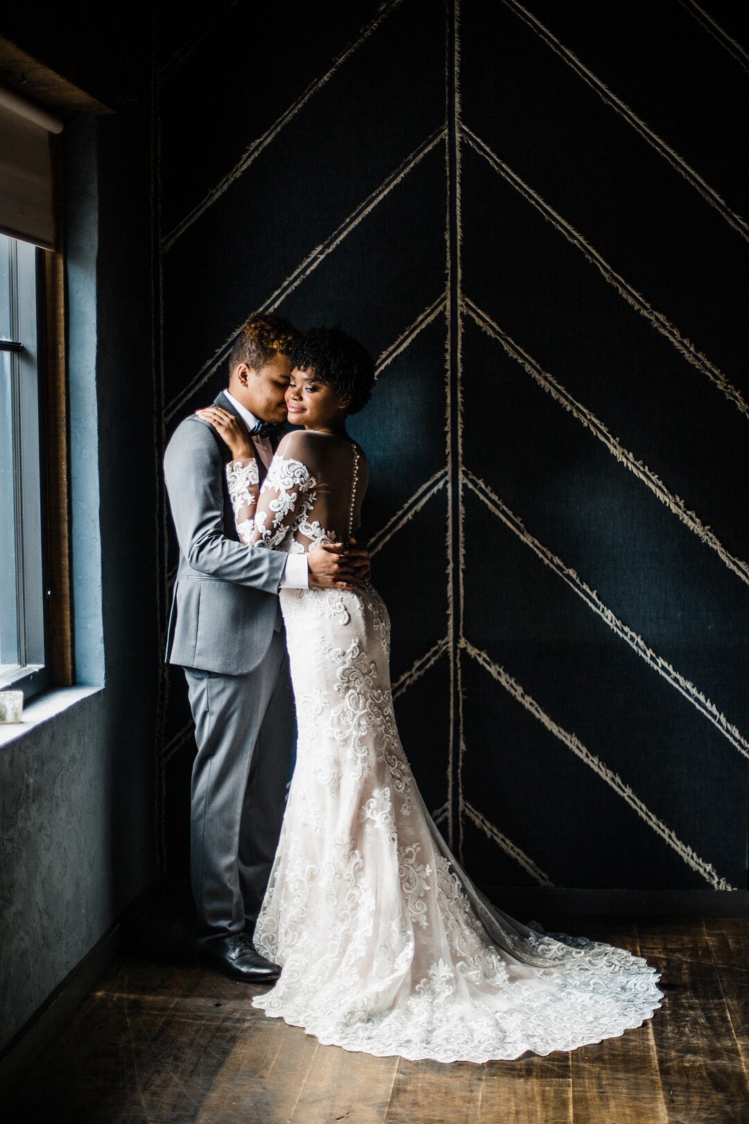 Moody &amp; Modern wedding inspiration captured by Grace Rios Photography featured on CHI thee WED!