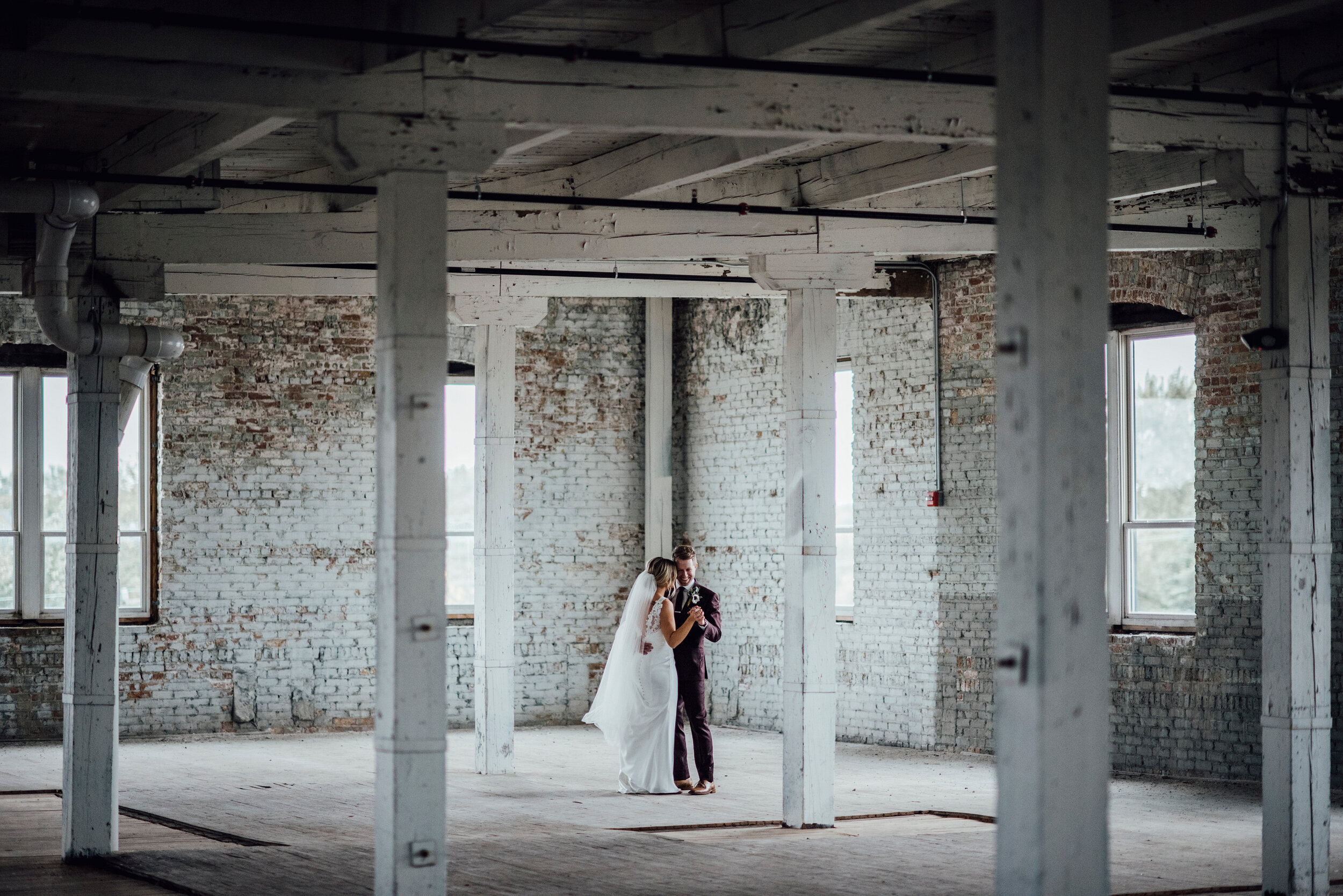 Clean &amp; Modern Fall Wedding at Company 251 featured on CHI thee WED