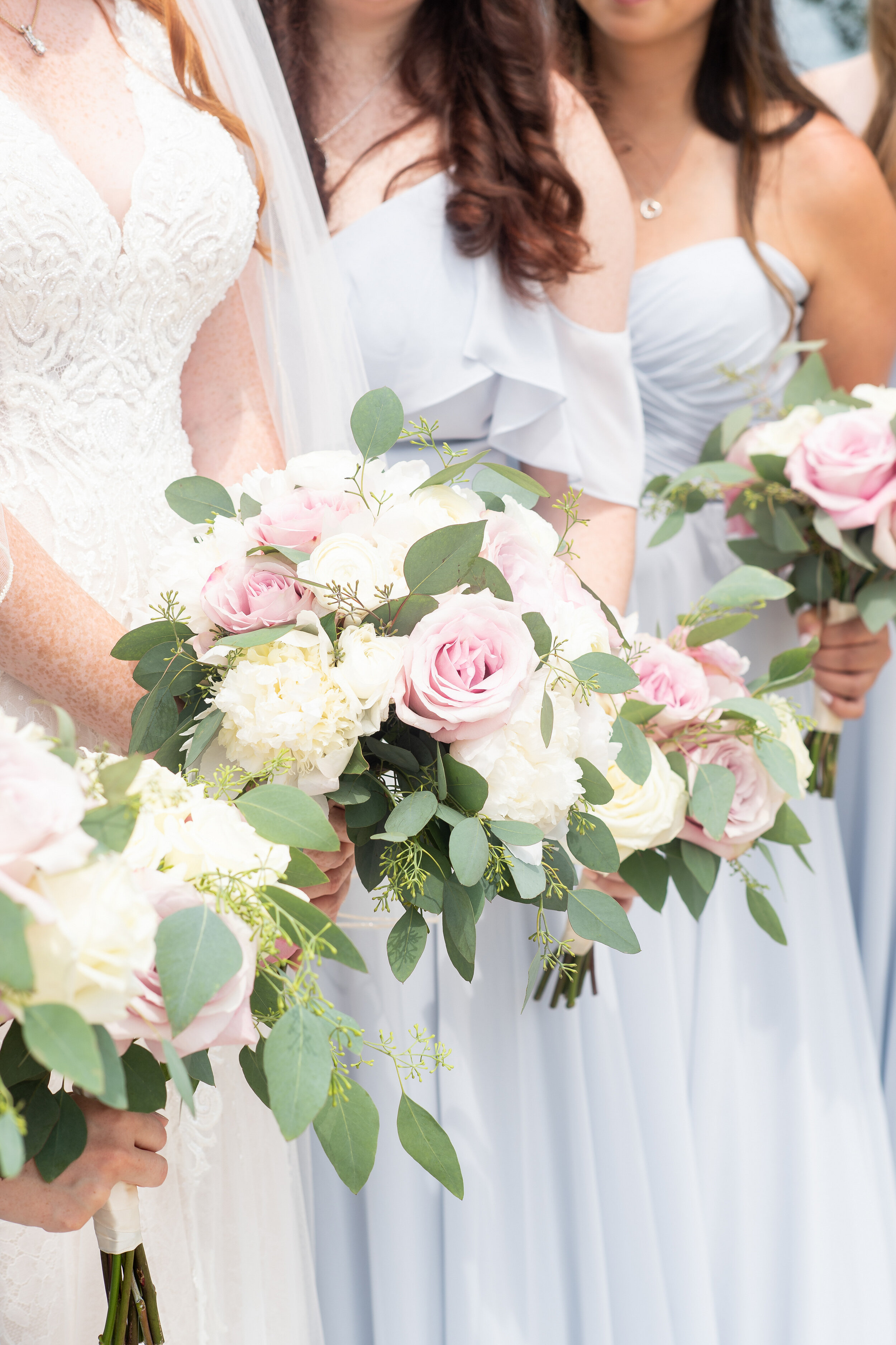 Gold and White Jewish Wedding in Downtown Chicago by Elizabeth Nord Photography featured on CHI thee WED