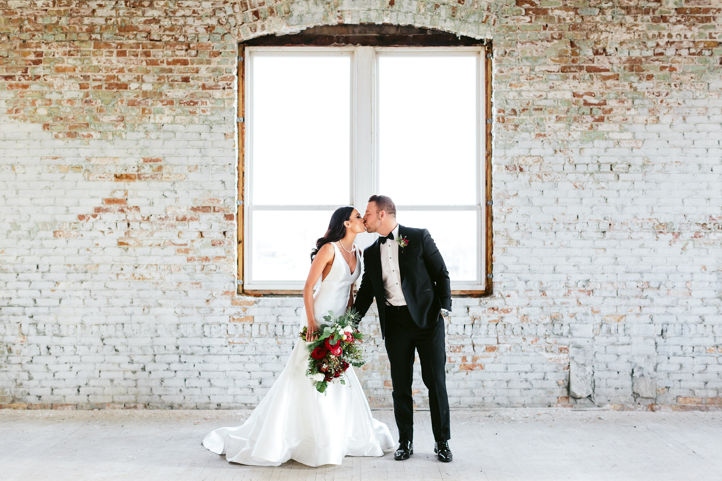 Luxury Winter Wonderland Wedding at Company 251 featured on CHI thee WED