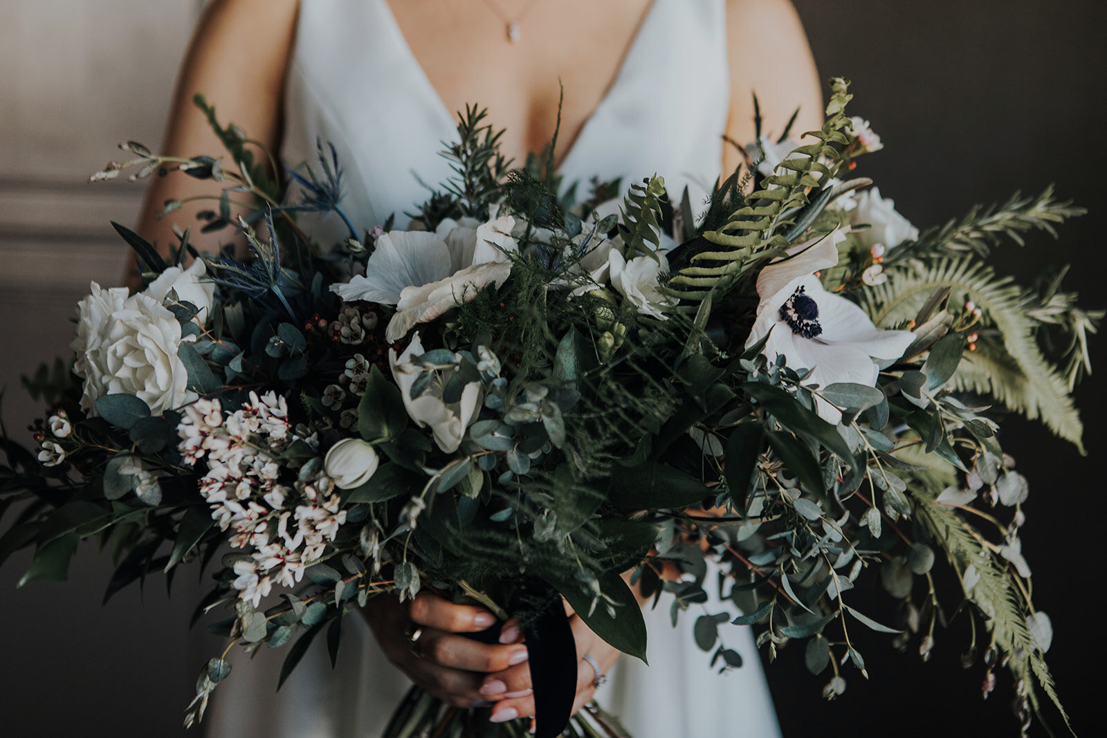 Warm &amp; Elegant Winter Wedding at City View Loft captured by Tinky Weddings