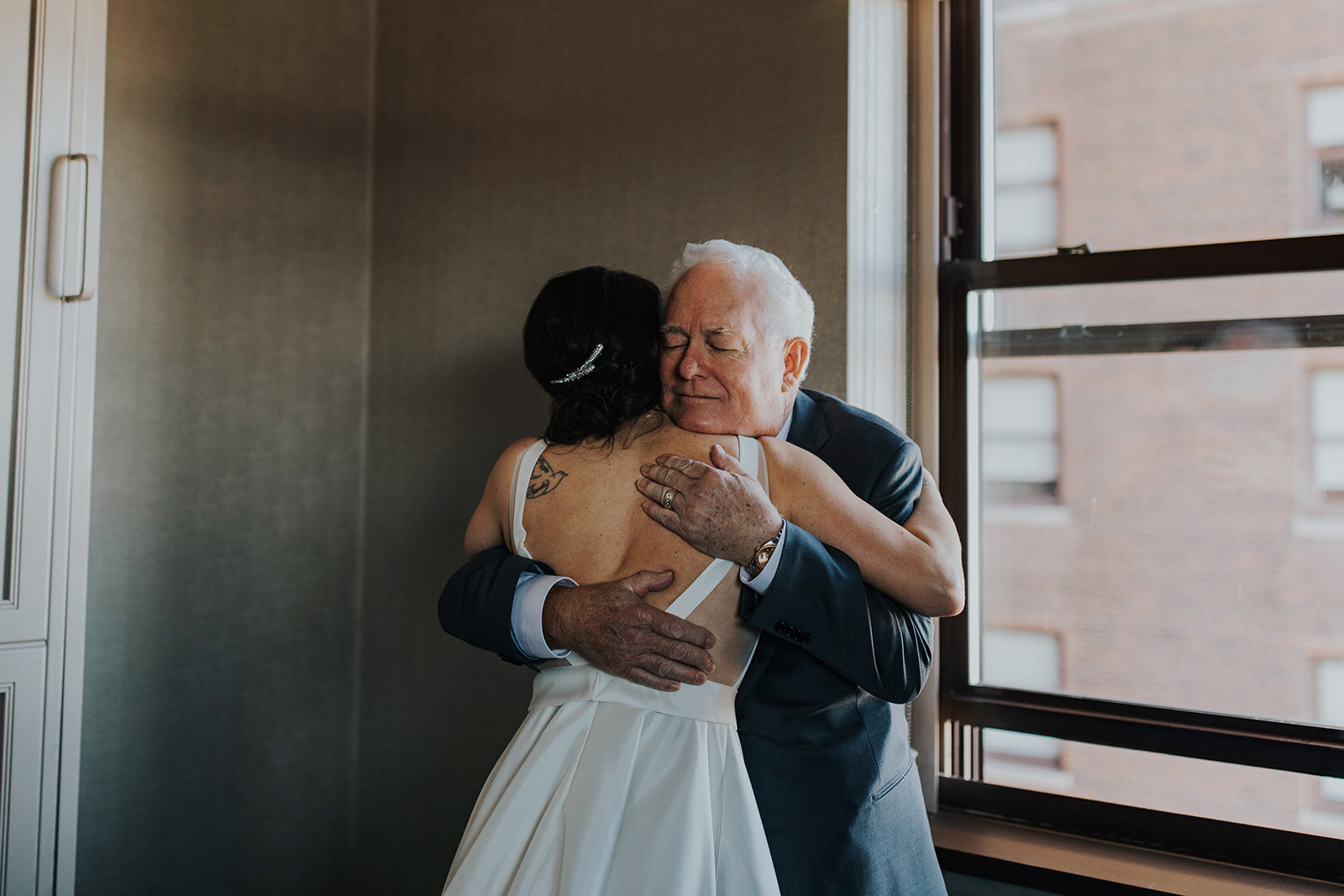 Warm &amp; Elegant Winter Wedding at City View Loft captured by Tinky Weddings