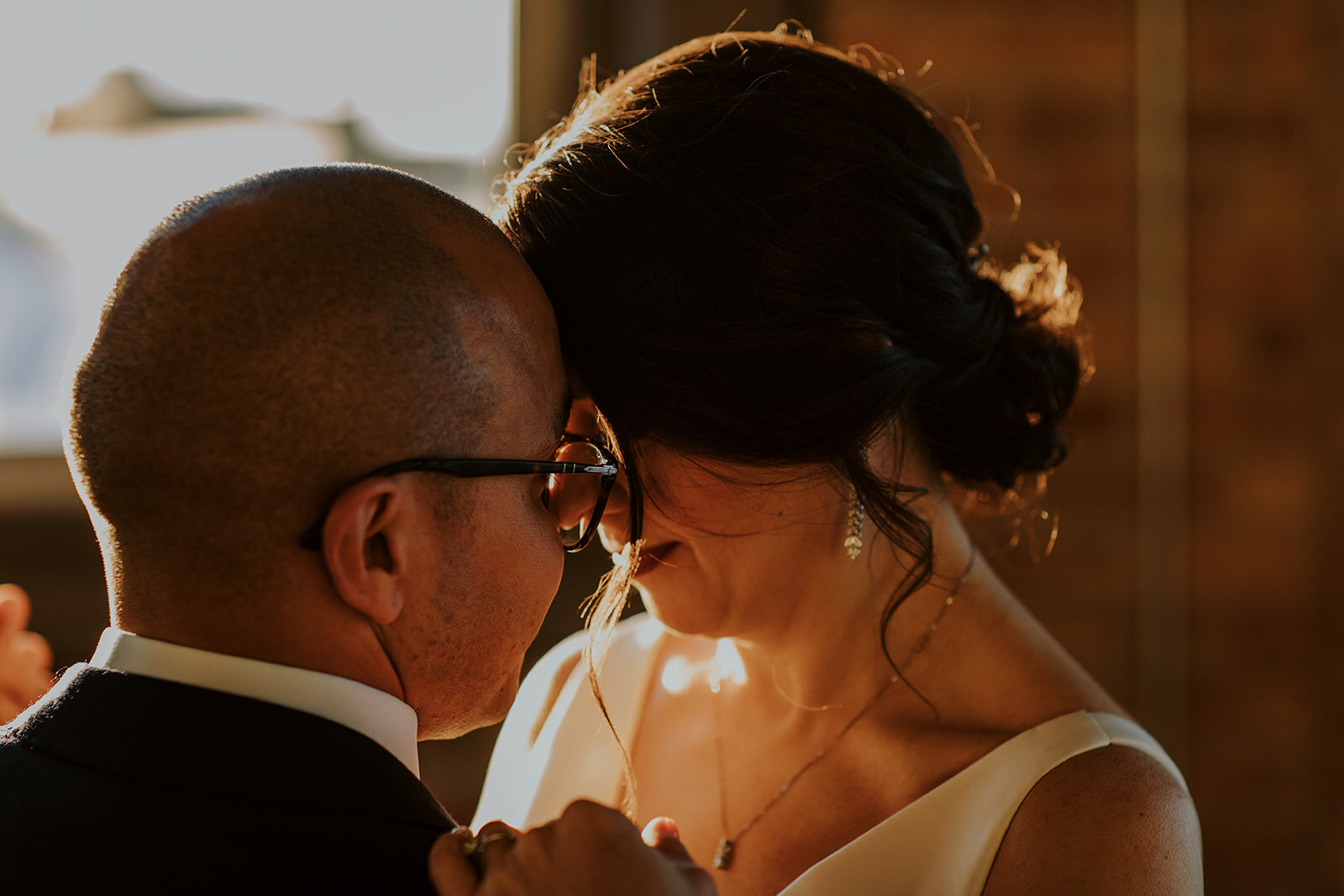 Warm &amp; Elegant Winter Wedding at City View Loft captured by Tinky Weddings